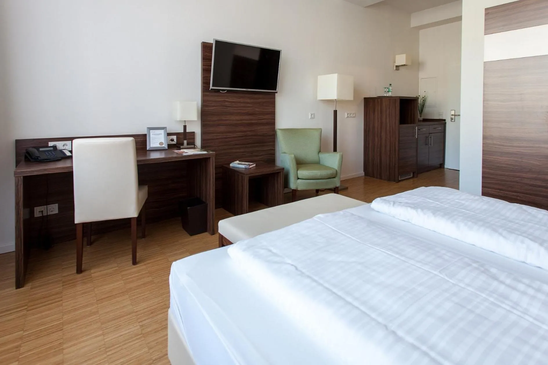 Photo of the whole room, Bed in Halber Mond