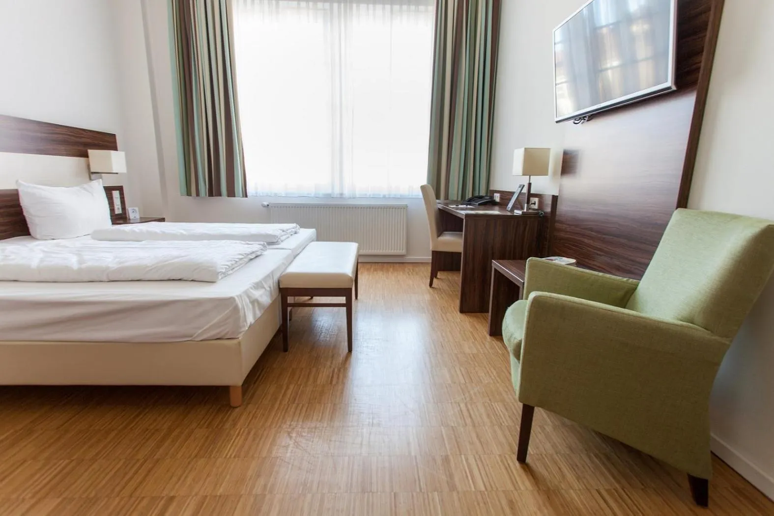 Photo of the whole room, Bed in Halber Mond