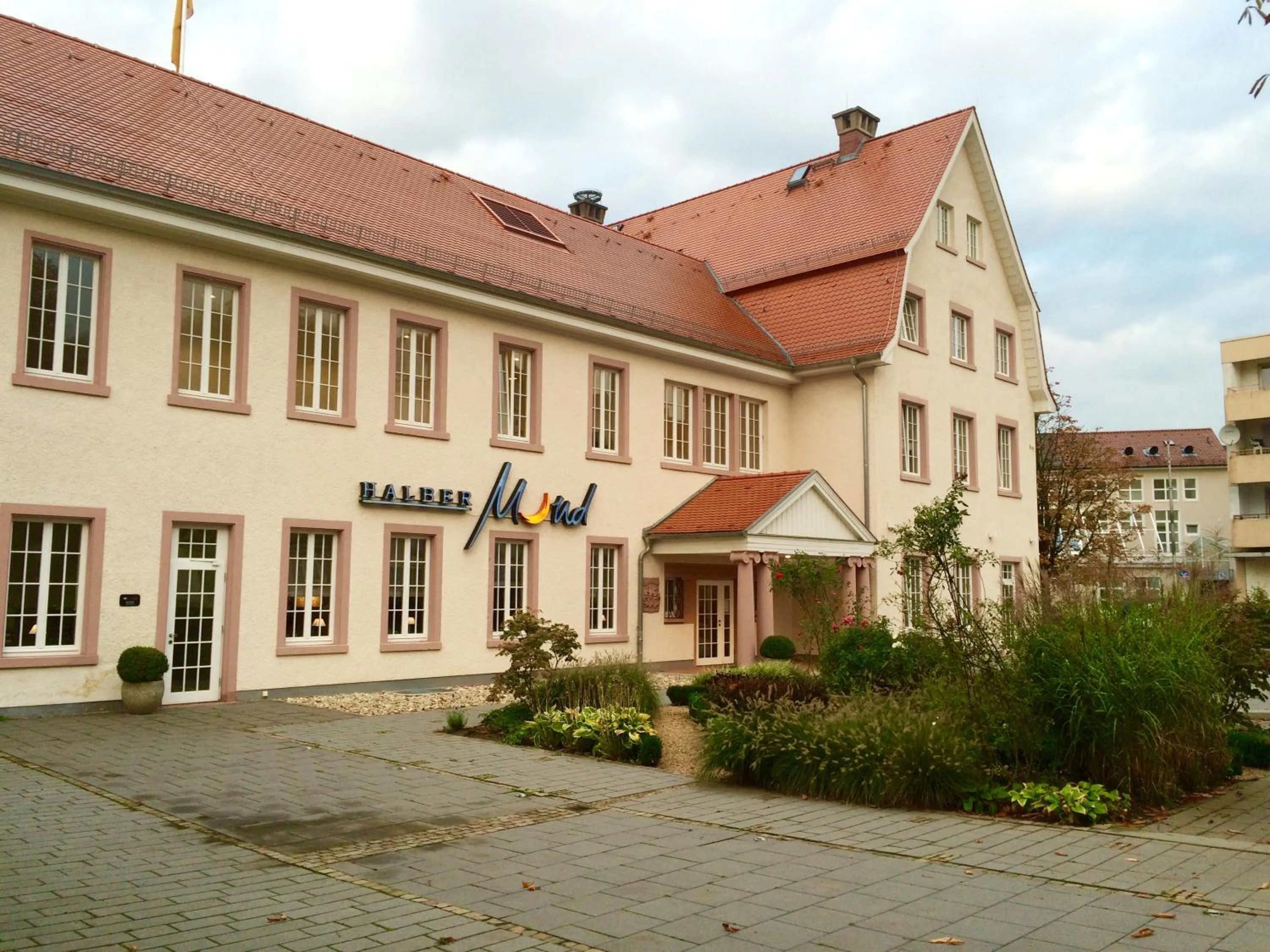Property building in Halber Mond