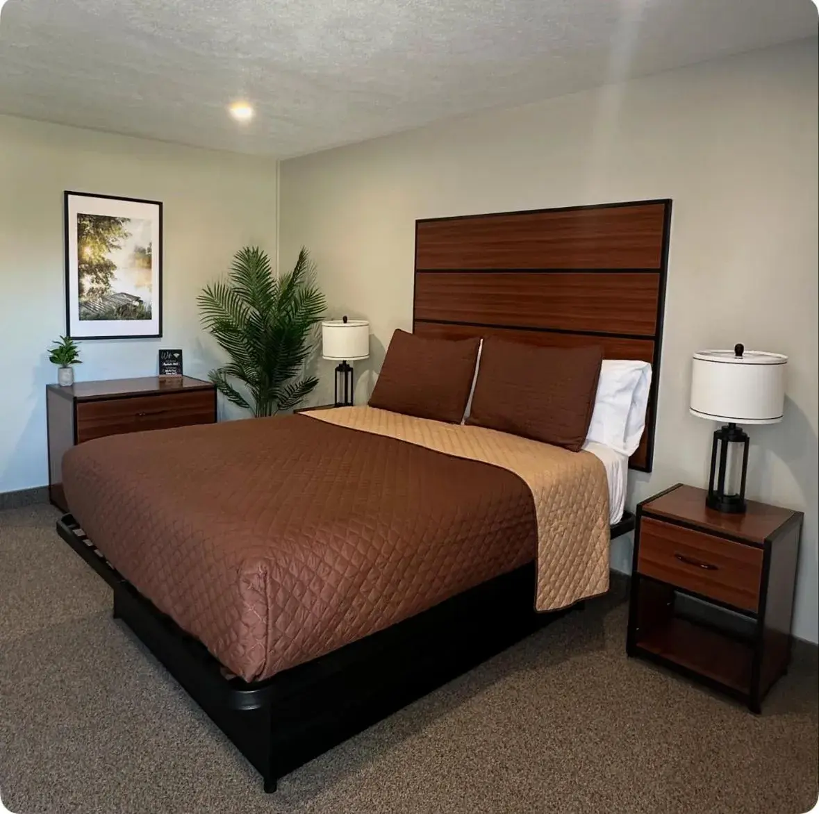 Queen Room - single occupancy in Manitoulin Inn Queen Room - single occupancy in Manitoulin Inn