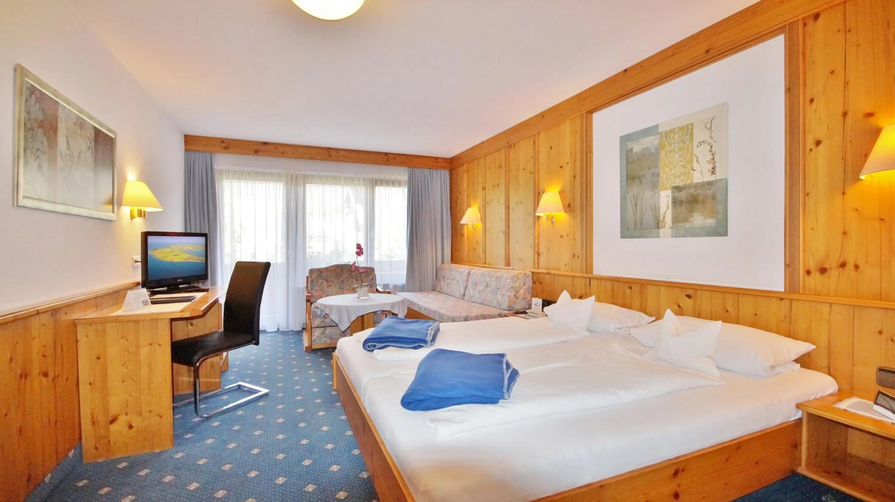 Photo of the whole room, Bed in Hotel Schwarzenbergs Traube