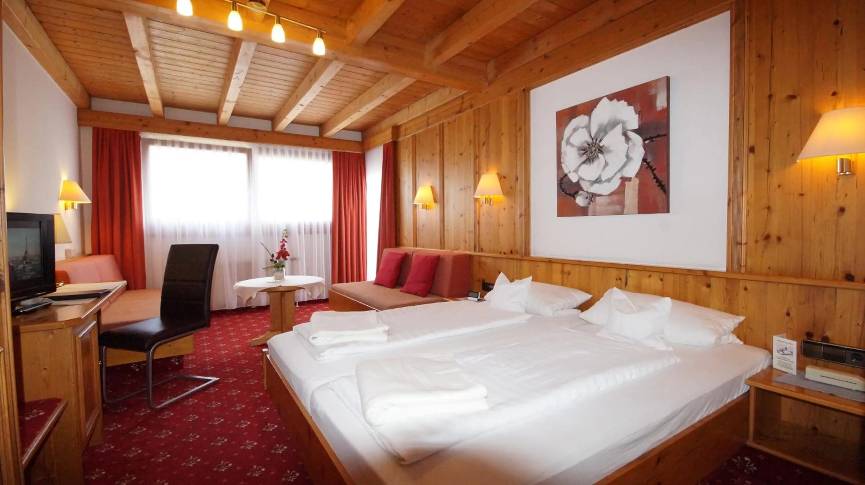Photo of the whole room, Bed in Hotel Schwarzenbergs Traube
