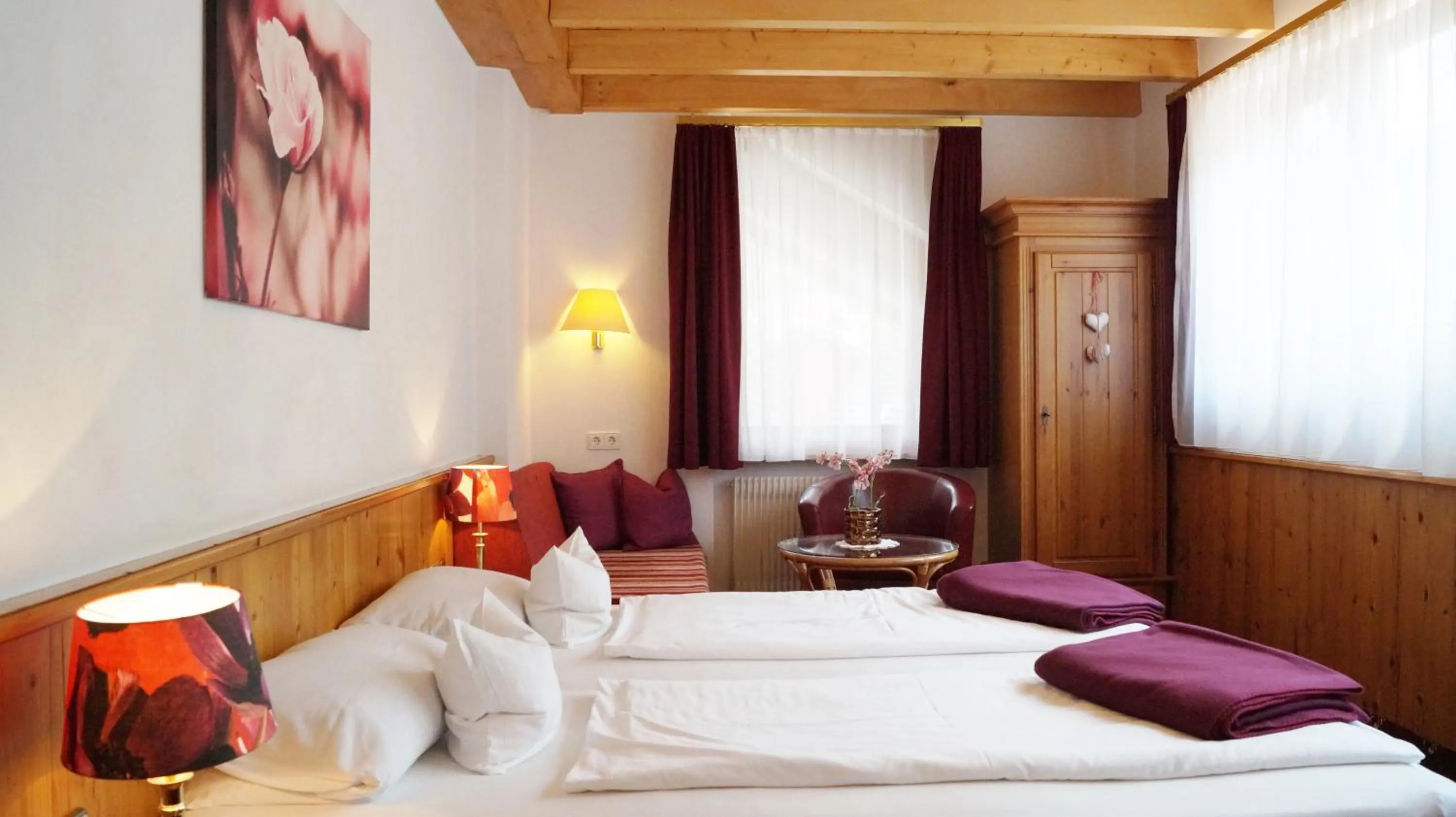 Photo of the whole room, Bed in Hotel Schwarzenbergs Traube