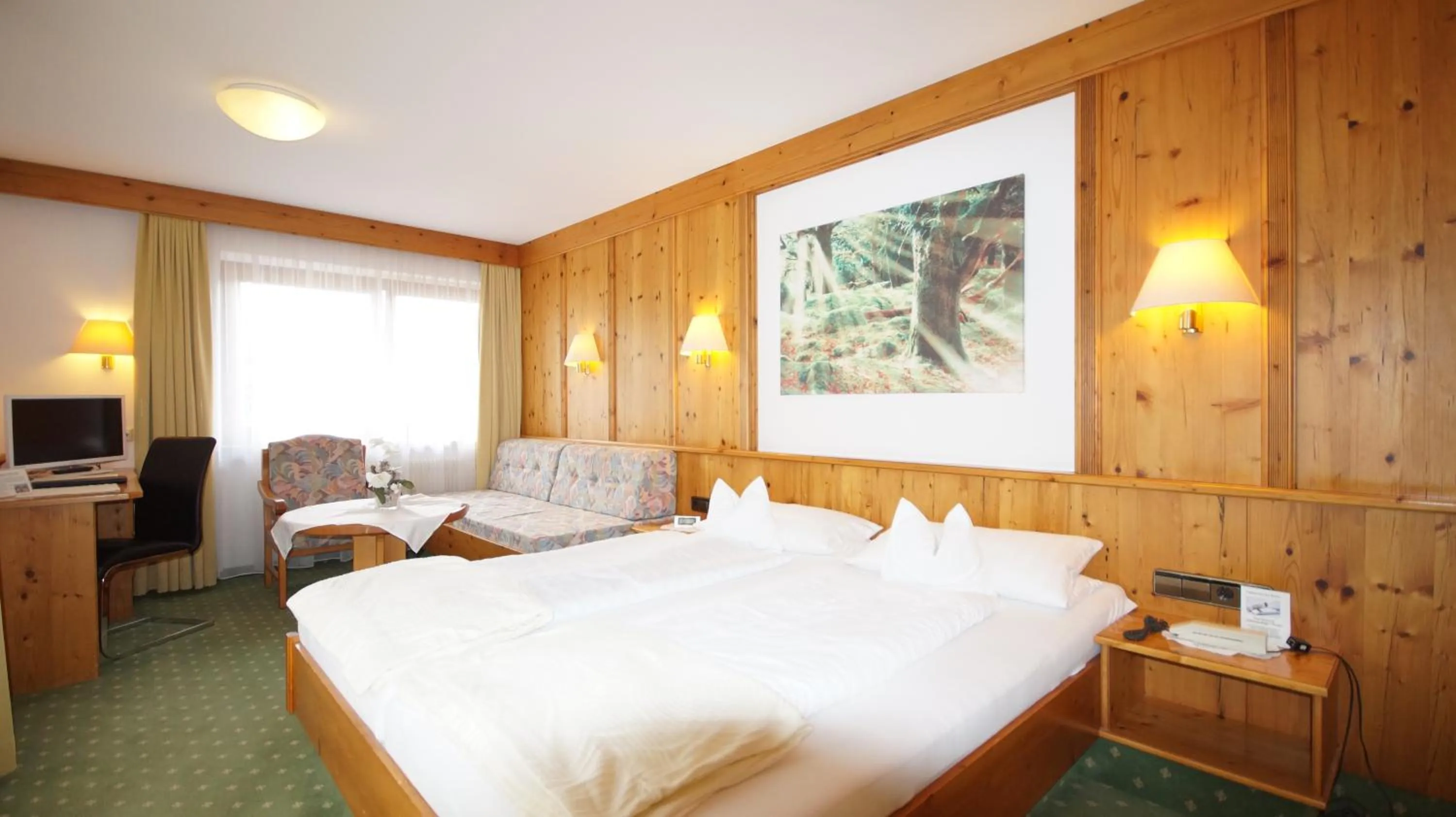 Photo of the whole room, Bed in Hotel Schwarzenbergs Traube