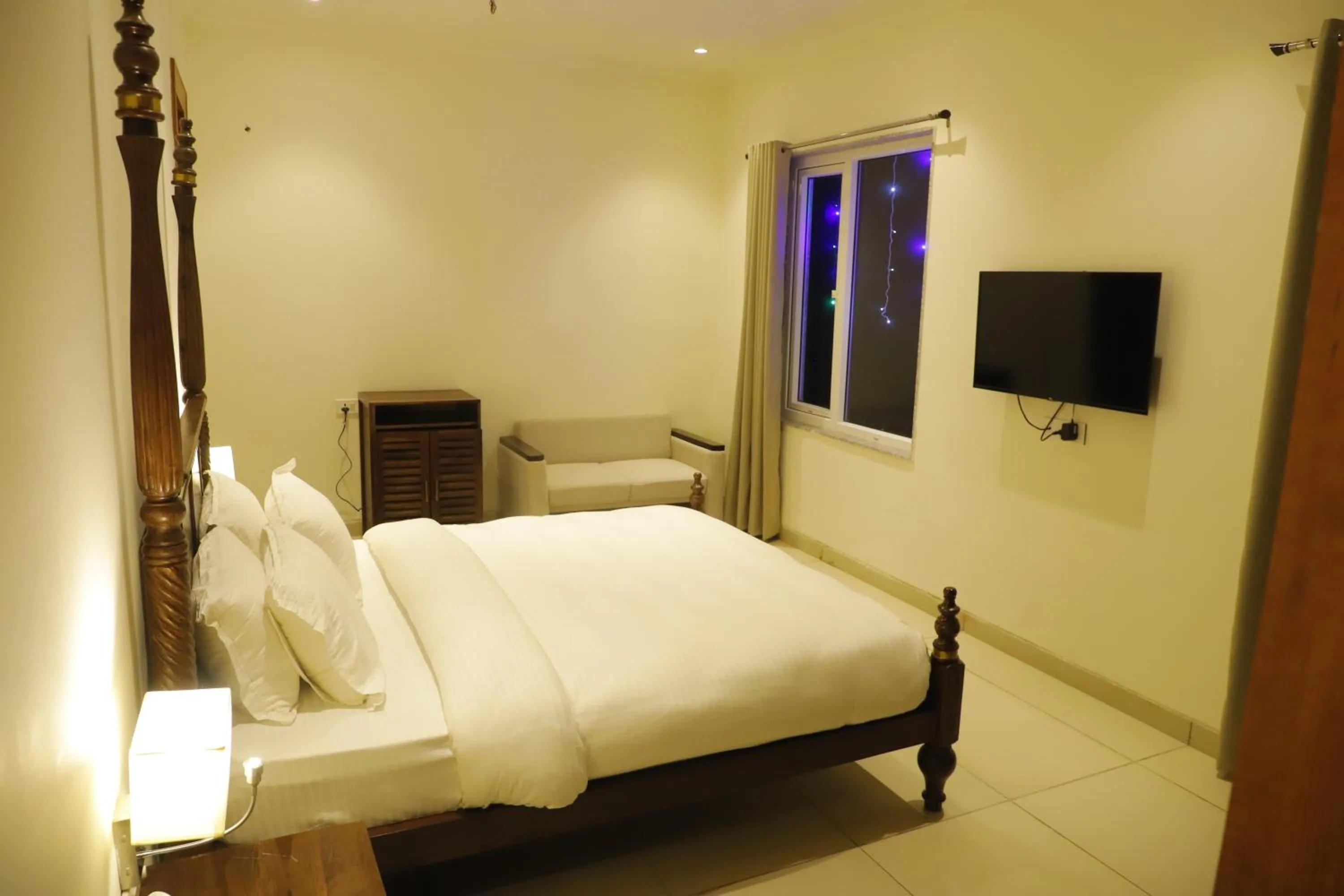 Photo of the whole room in The Vrindwoods