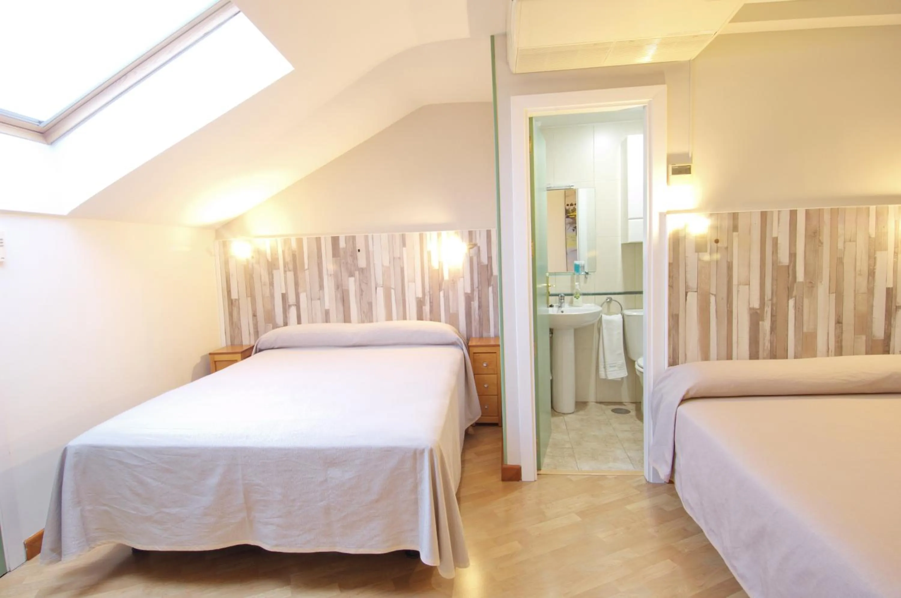 Photo of the whole room, Bed in Hotel Apartamentos Aralso