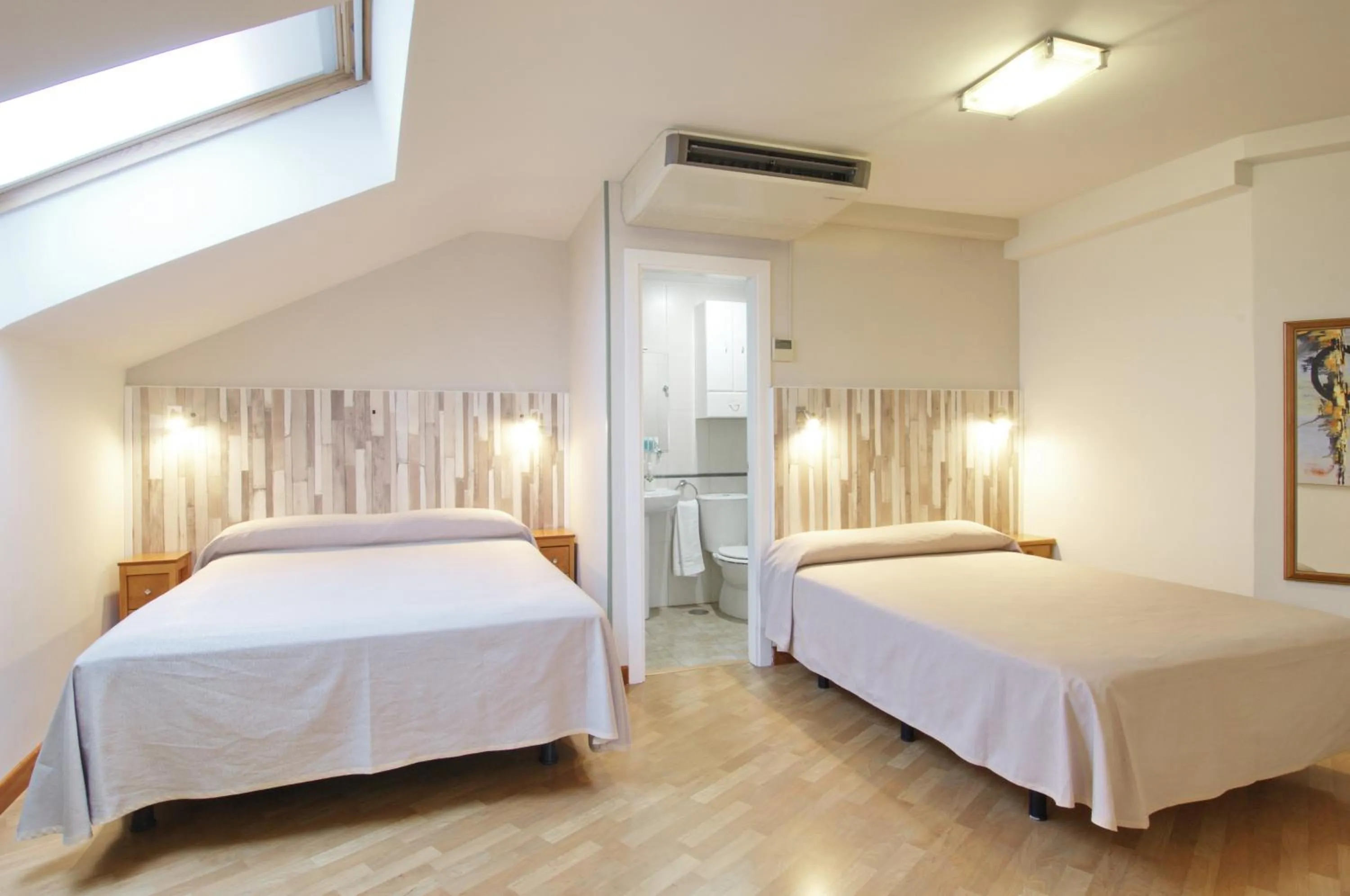 Photo of the whole room, Bed in Hotel Apartamentos Aralso