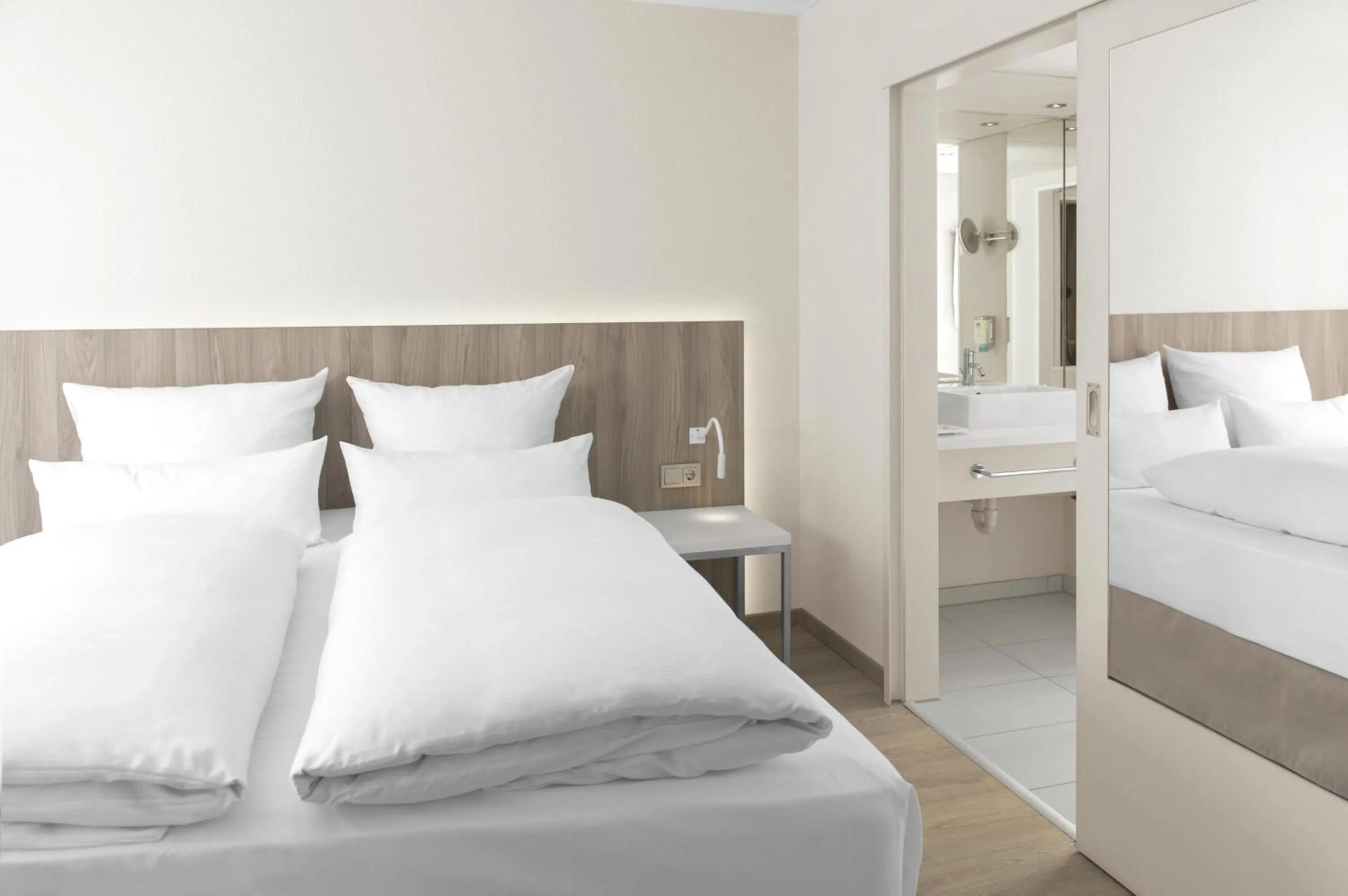 Bedroom, Bed in NH Fürth Nürnberg