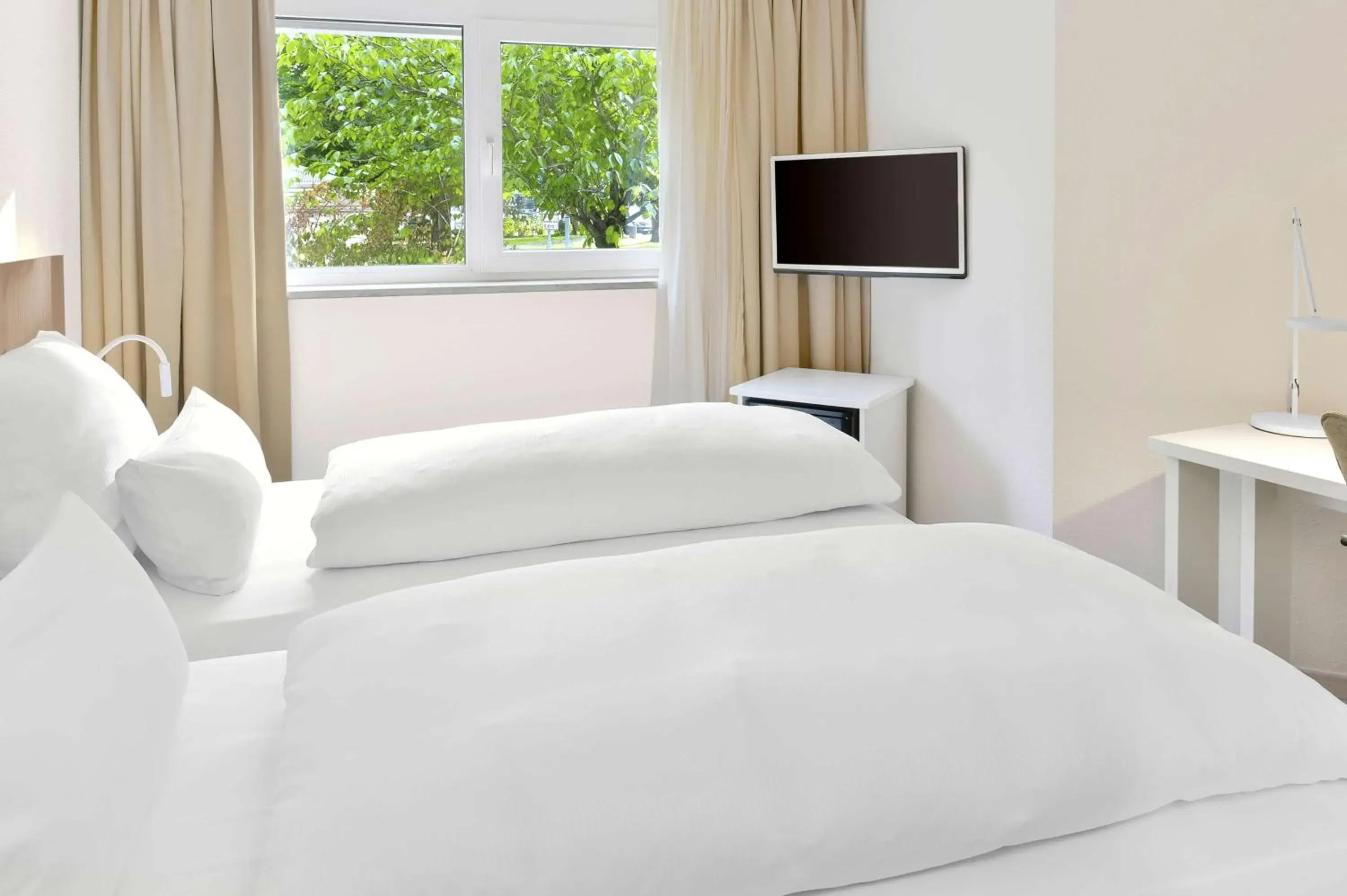 Photo of the whole room, Bed in NH Fürth Nürnberg Photo of the whole room, Bed in NH Fürth Nürnberg