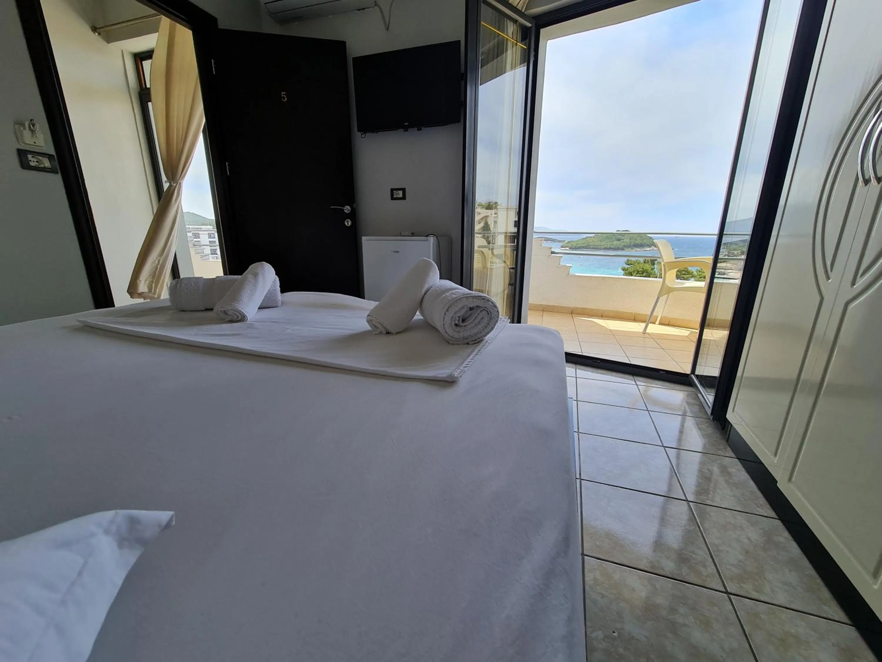 Balcony/Terrace, Bed in Hotel Ardiani