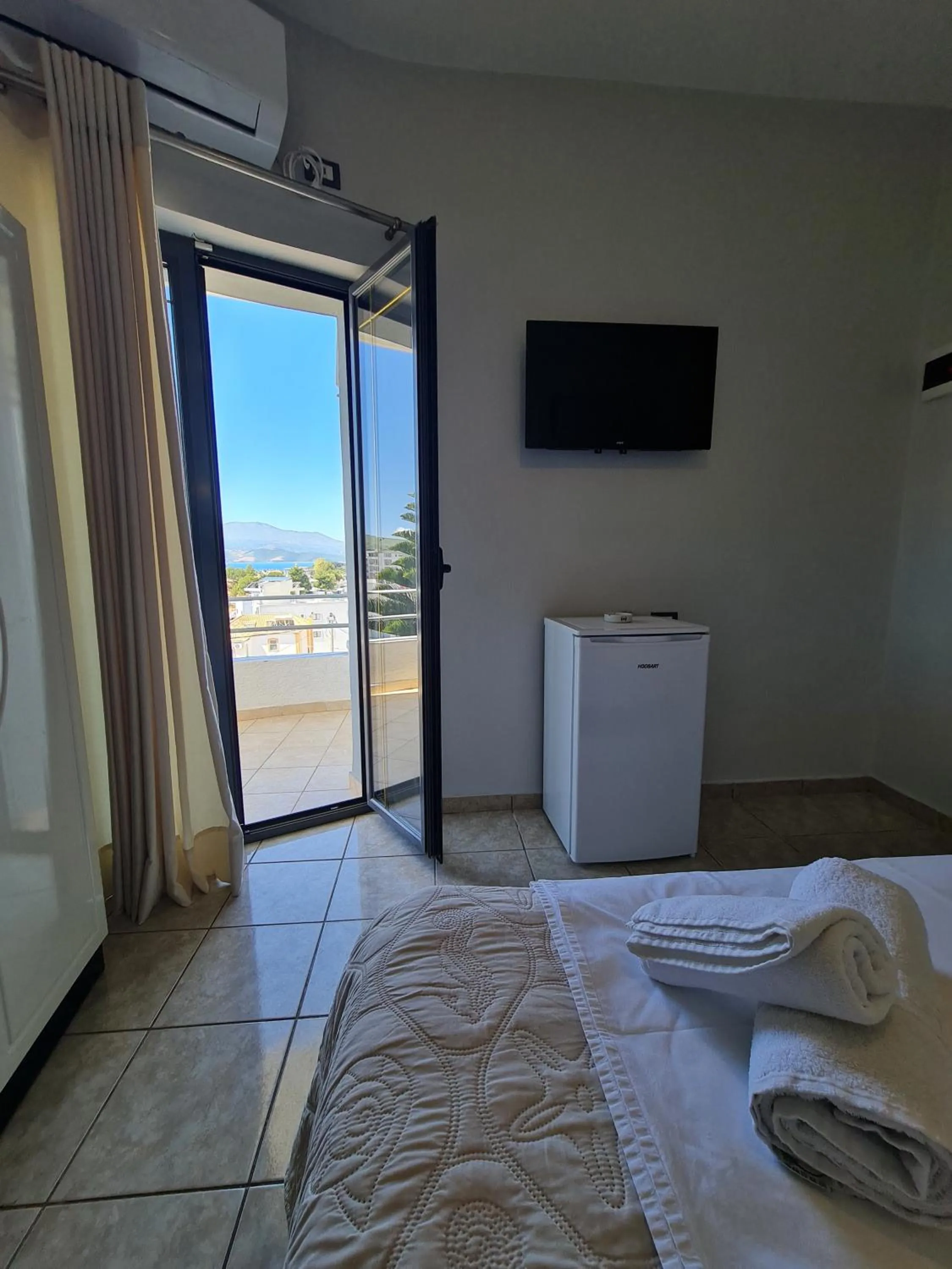 Balcony/Terrace, Bed in Hotel Ardiani