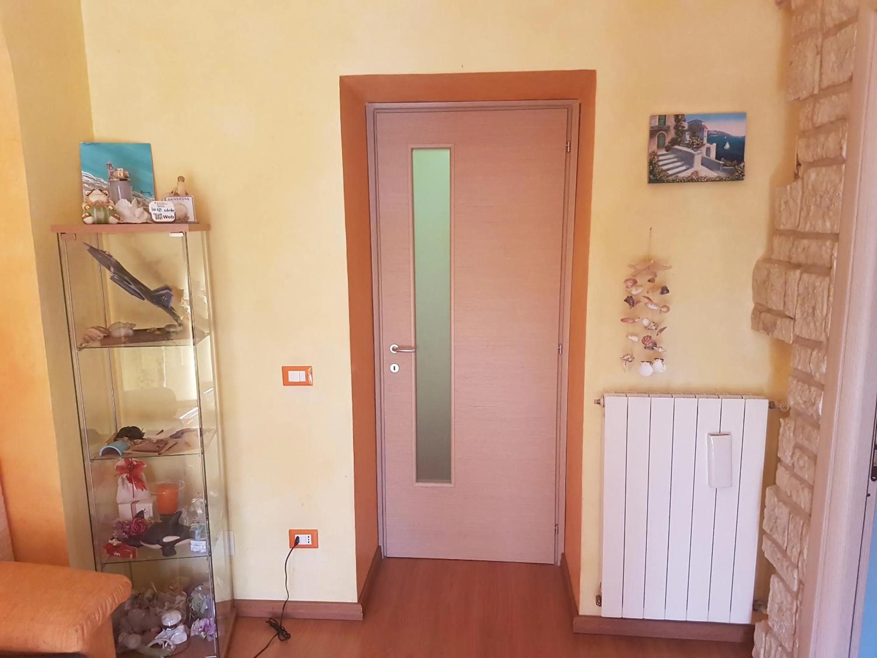 Photo of the whole room in Thousand Colors