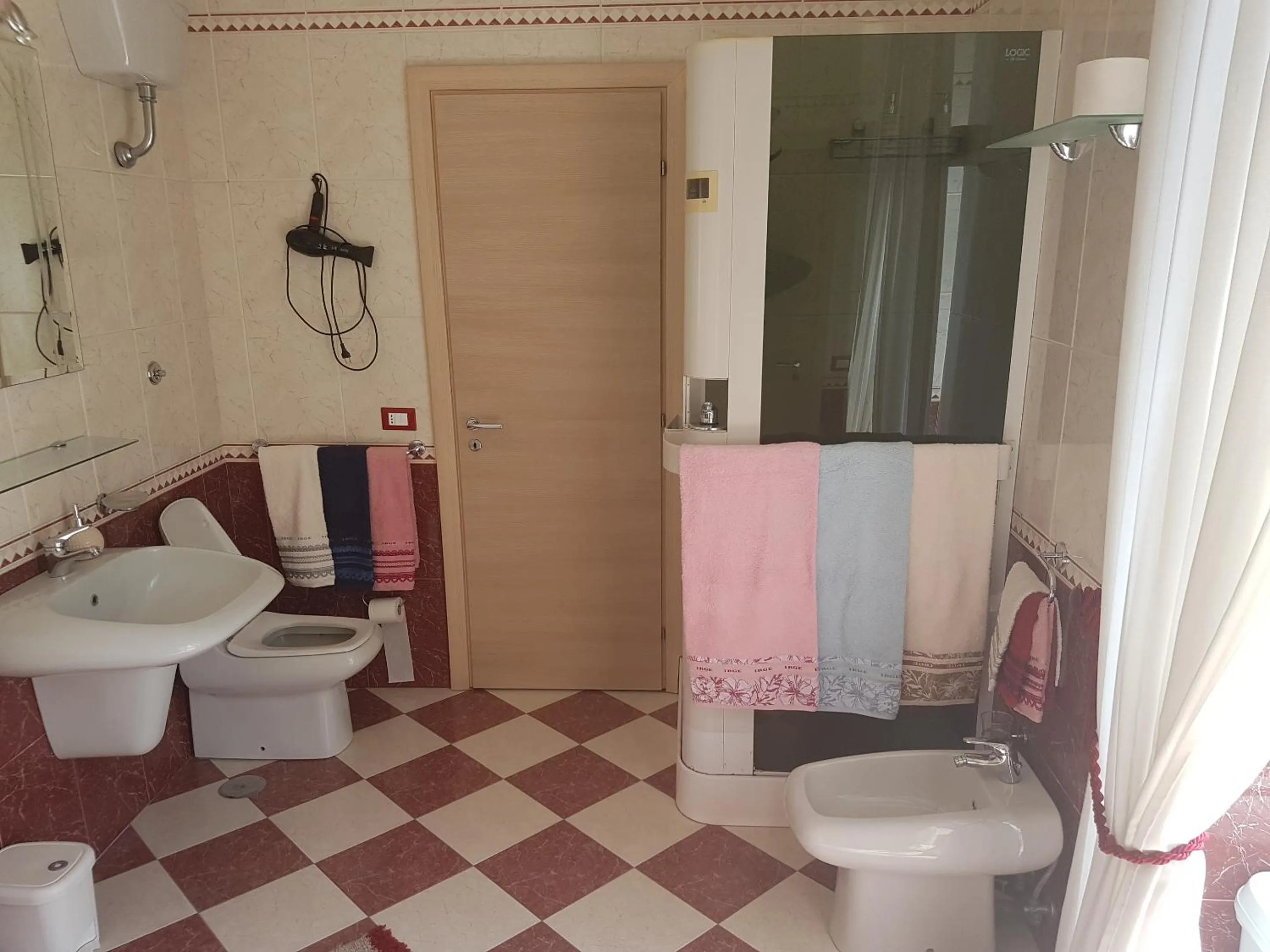 Photo of the whole room in Thousand Colors