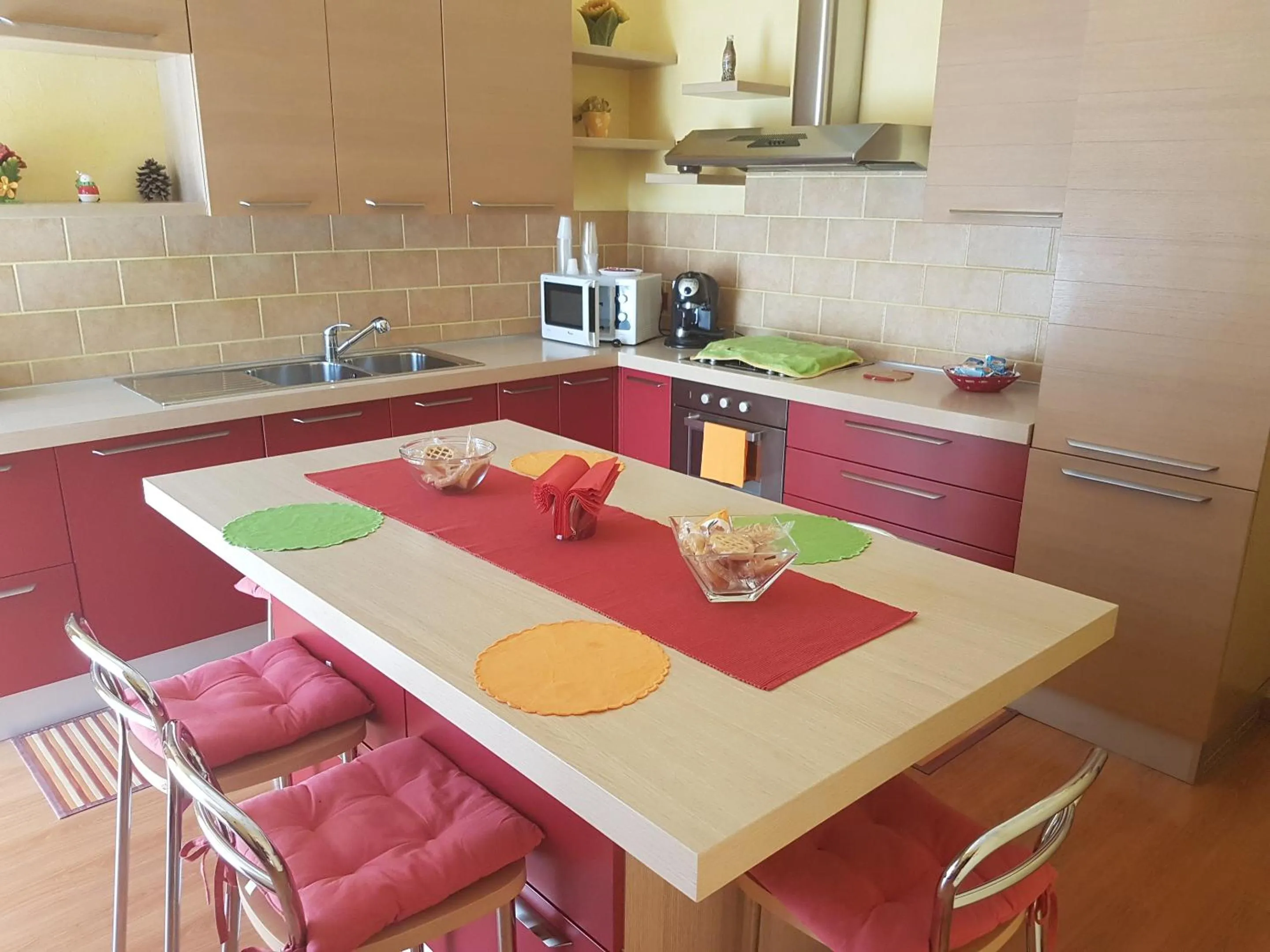 Photo of the whole room in Thousand Colors