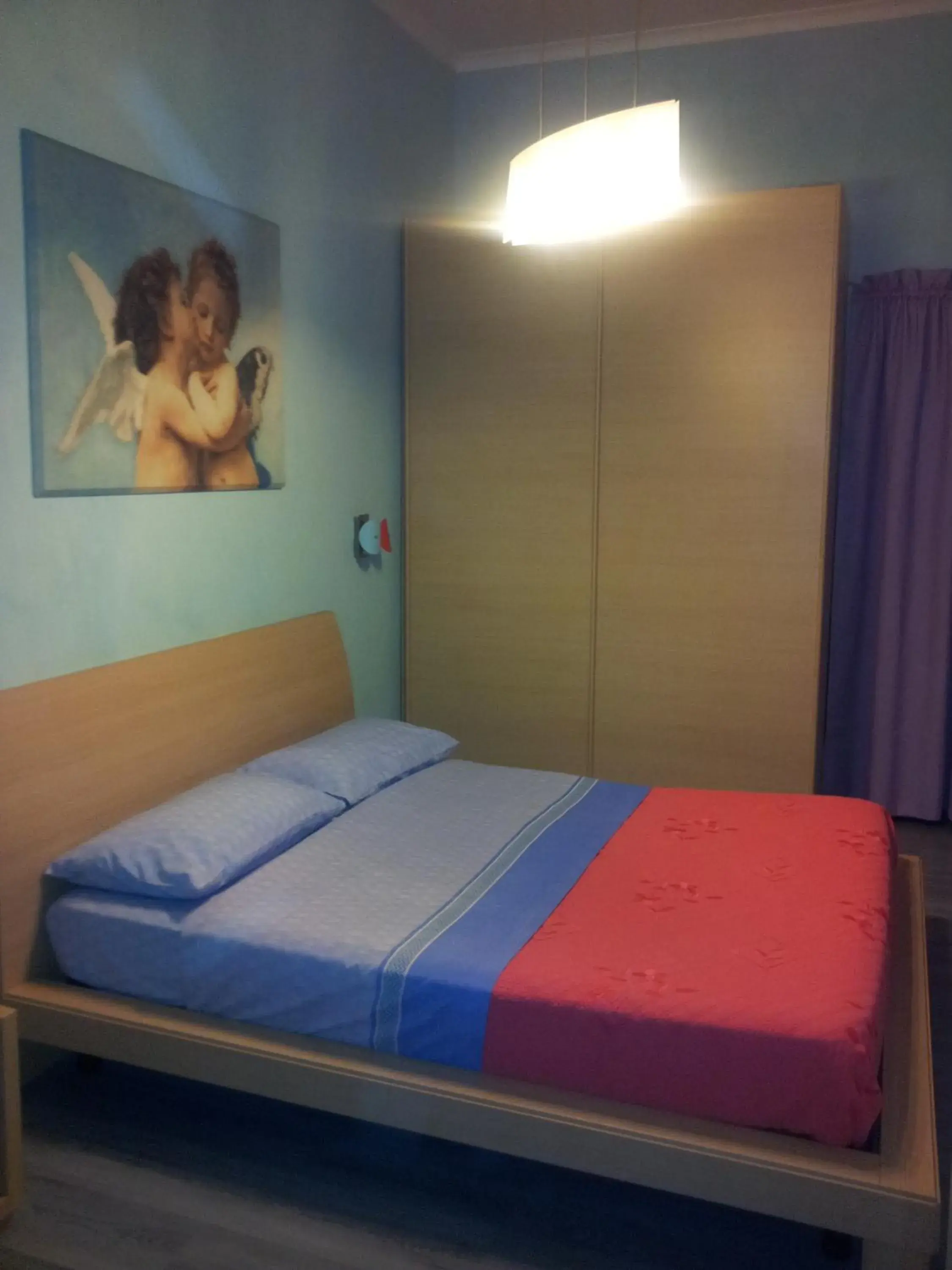 Photo of the whole room, Bed in Thousand Colors Photo of the whole room, Bed in Thousand Colors