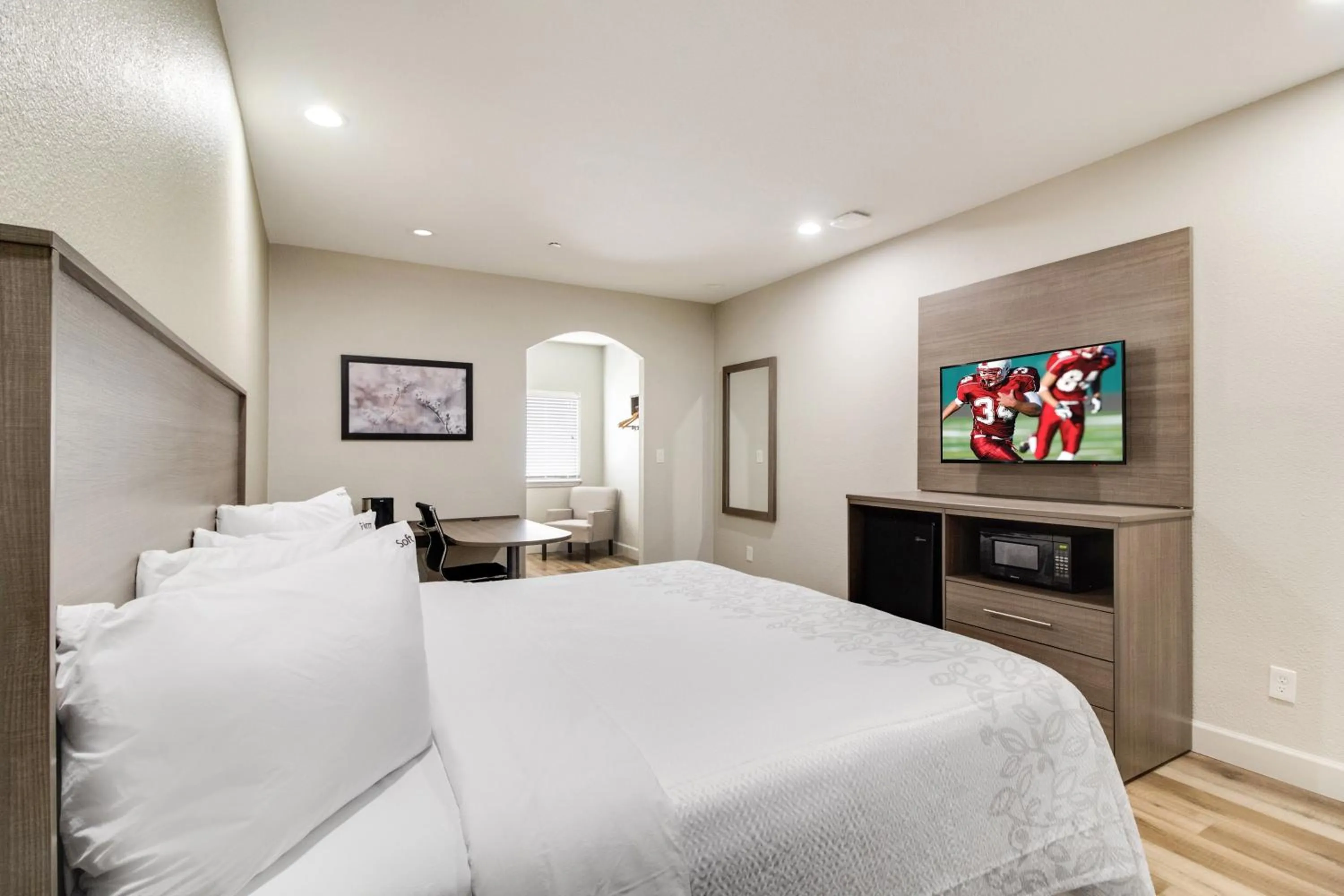 Photo of the whole room, Bed in Red Roof Inn PLUS + Galveston - Beachfront