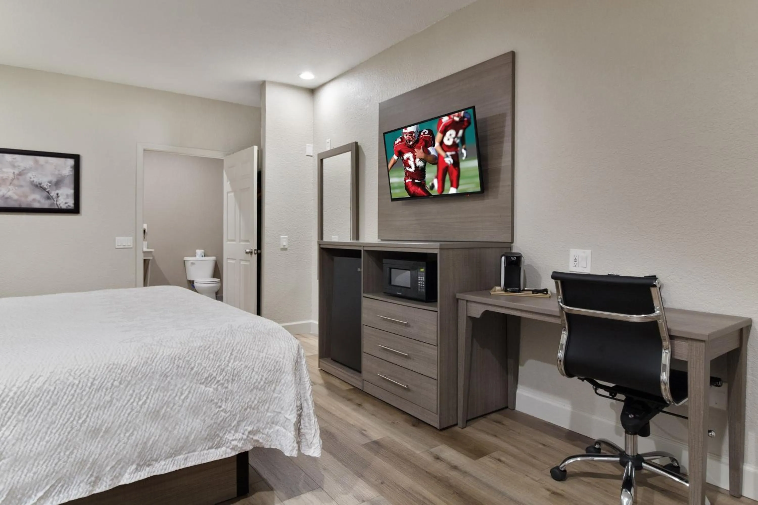 Photo of the whole room, Bed in Red Roof Inn PLUS + Galveston - Beachfront