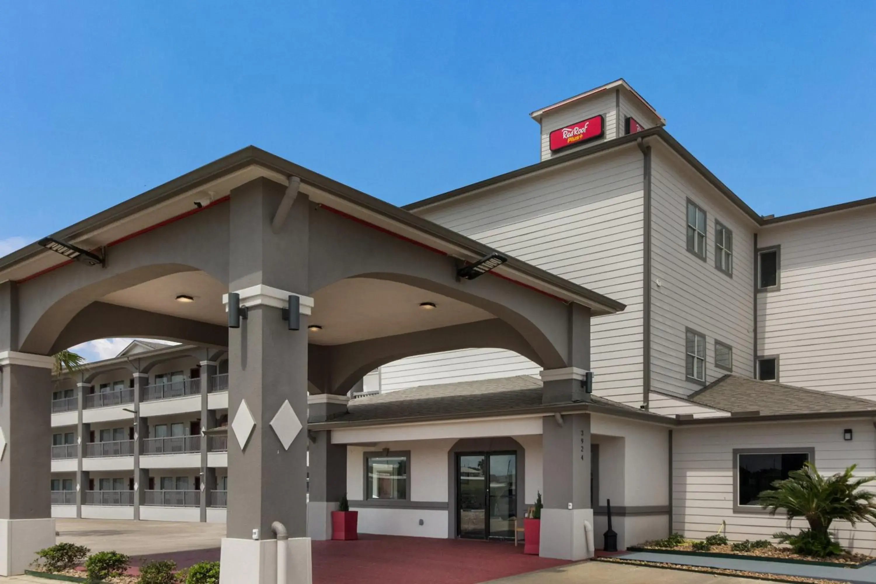 Property building in Red Roof Inn PLUS + Galveston - Beachfront Property building in Red Roof Inn PLUS + Galveston - Beachfront