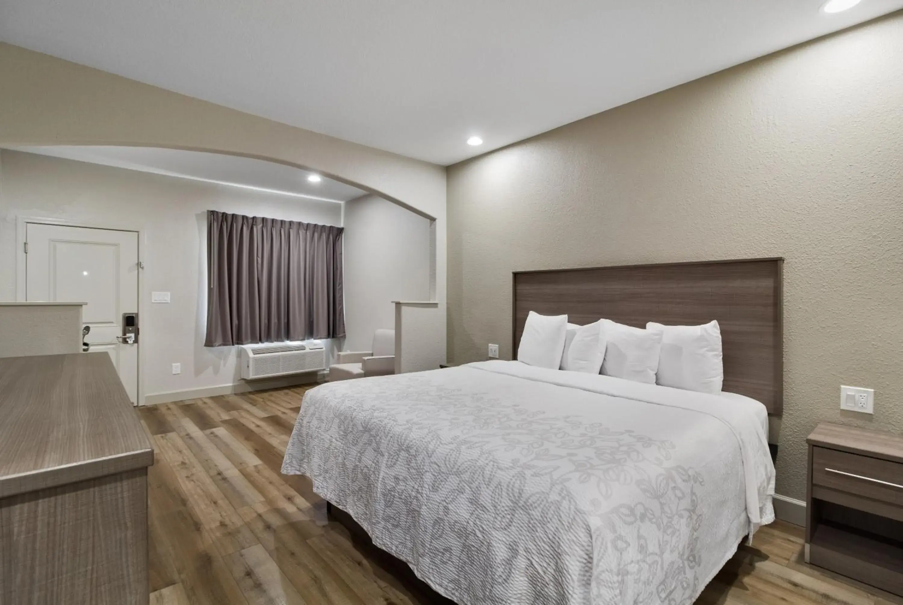 Photo of the whole room, Bed in Red Roof Inn PLUS + Galveston - Beachfront Photo of the whole room, Bed in Red Roof Inn PLUS + Galveston - Beachfront