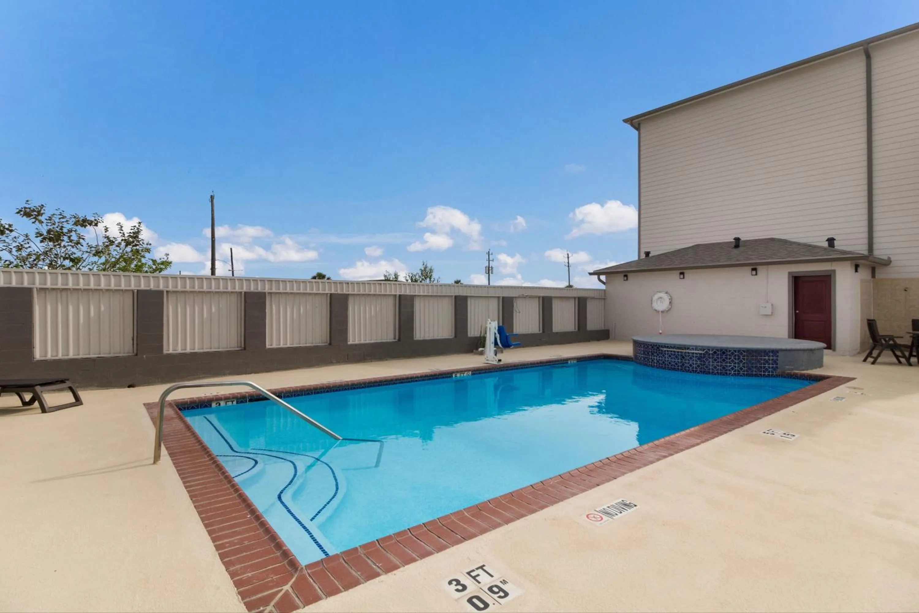 Swimming pool in Red Roof Inn PLUS + Galveston - Beachfront