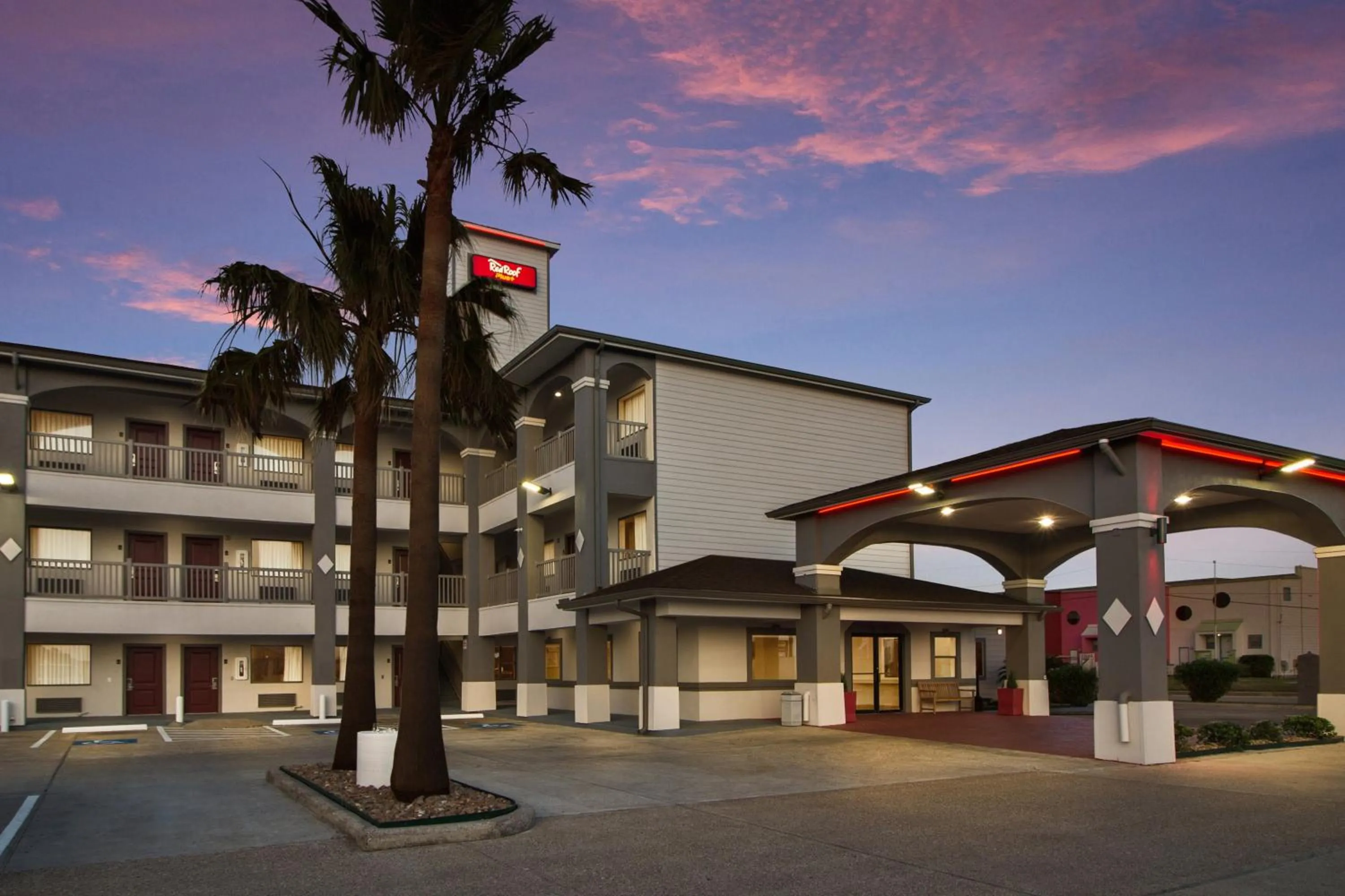 Property building in Red Roof Inn PLUS + Galveston - Beachfront