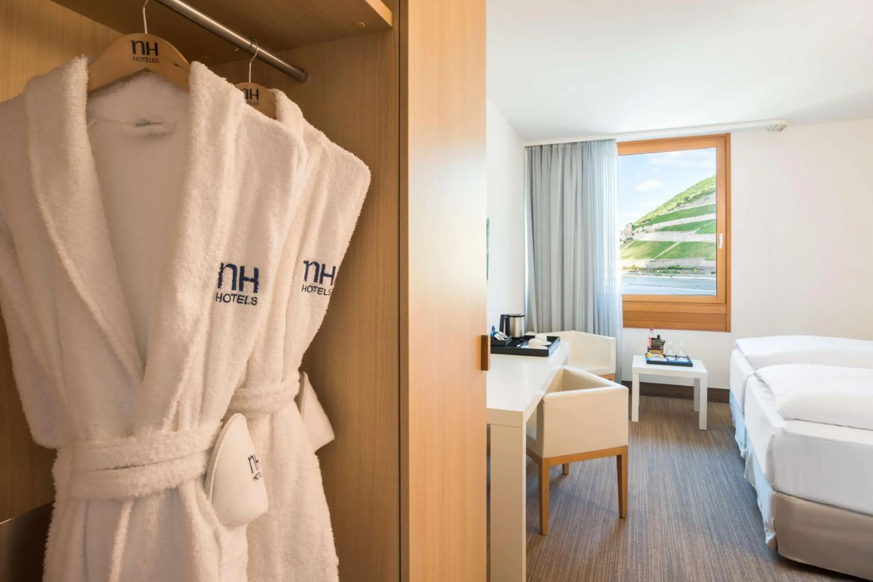 Coffee/tea facilities, Bed in NH Bingen Coffee/tea facilities, Bed in NH Bingen