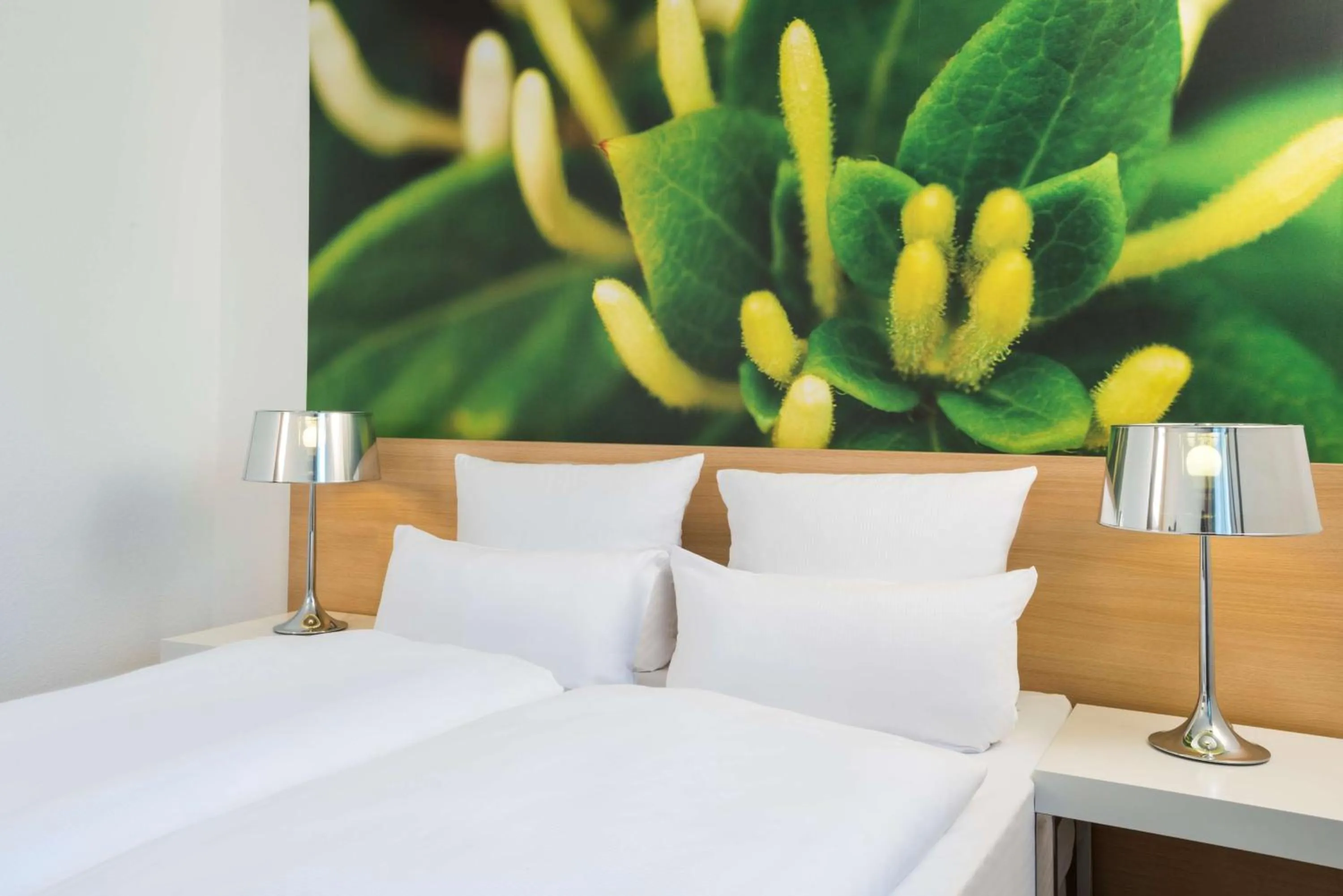 Photo of the whole room, Bed in NH Bingen