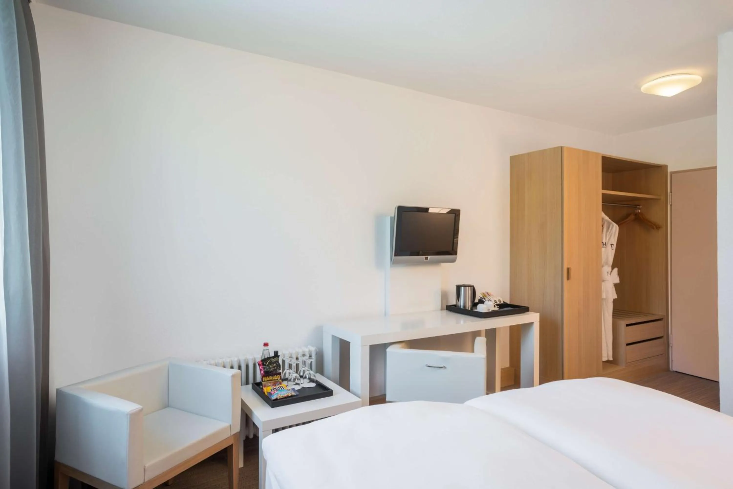 Photo of the whole room, Bed in NH Bingen