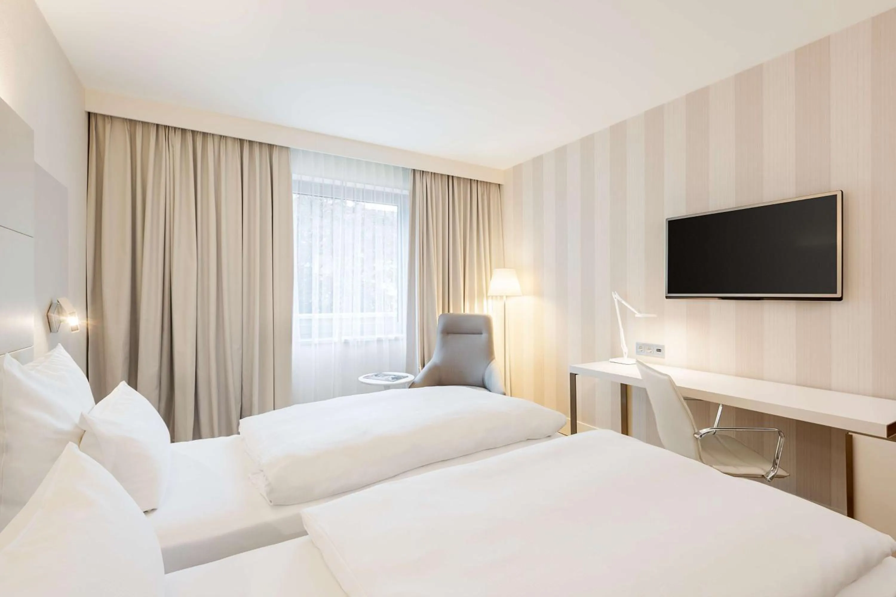 Photo of the whole room, Bed in NH Düsseldorf City Nord