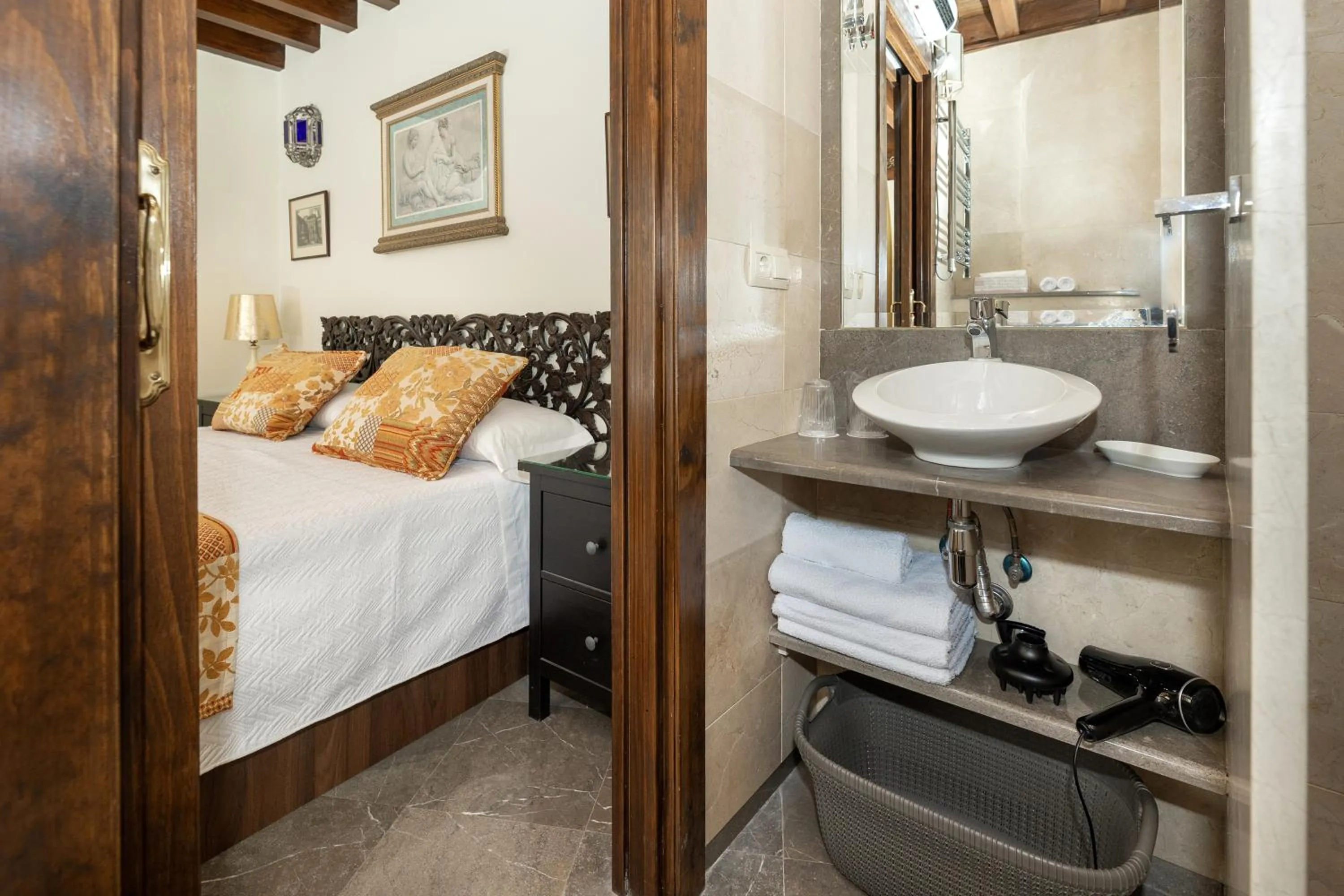 Bathroom, Bed in Aljibe Rodrigo del Campo 2A