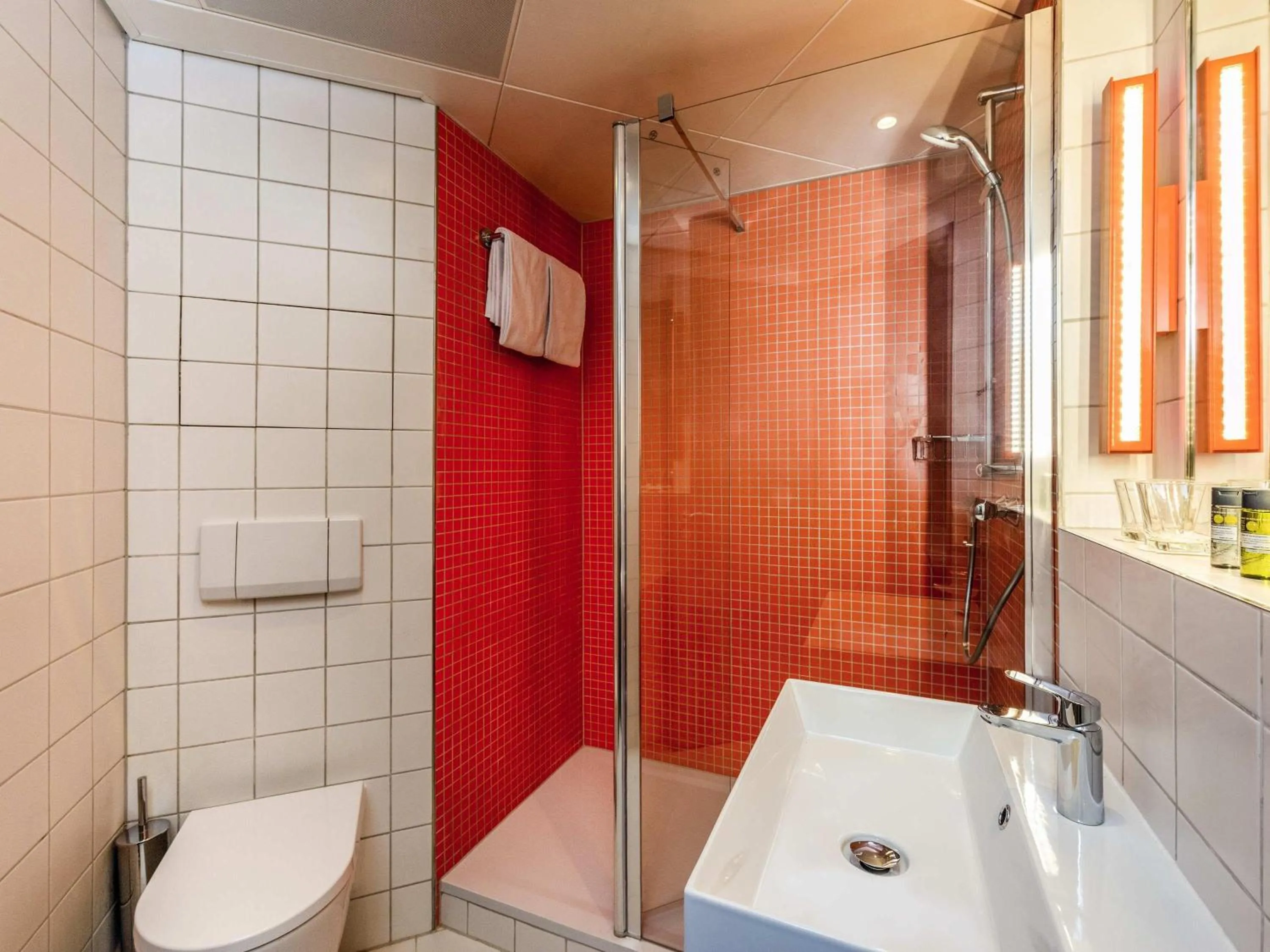 Bedroom in ibis Styles Berlin Treptow