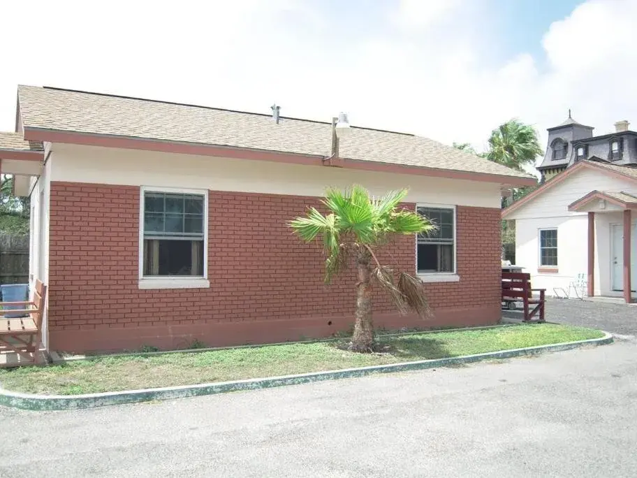 Property building in Bayfront Cottages Property building in Bayfront Cottages