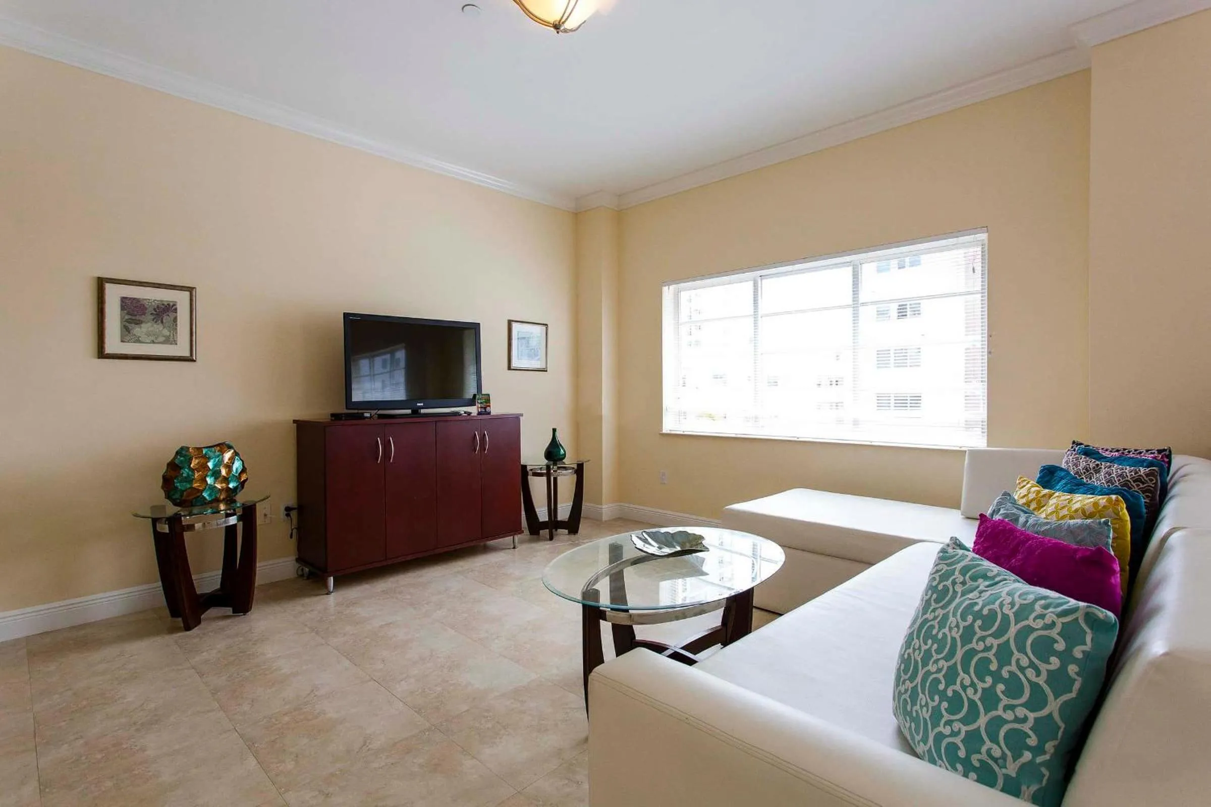 TV and multimedia in Westover Arms Hotel