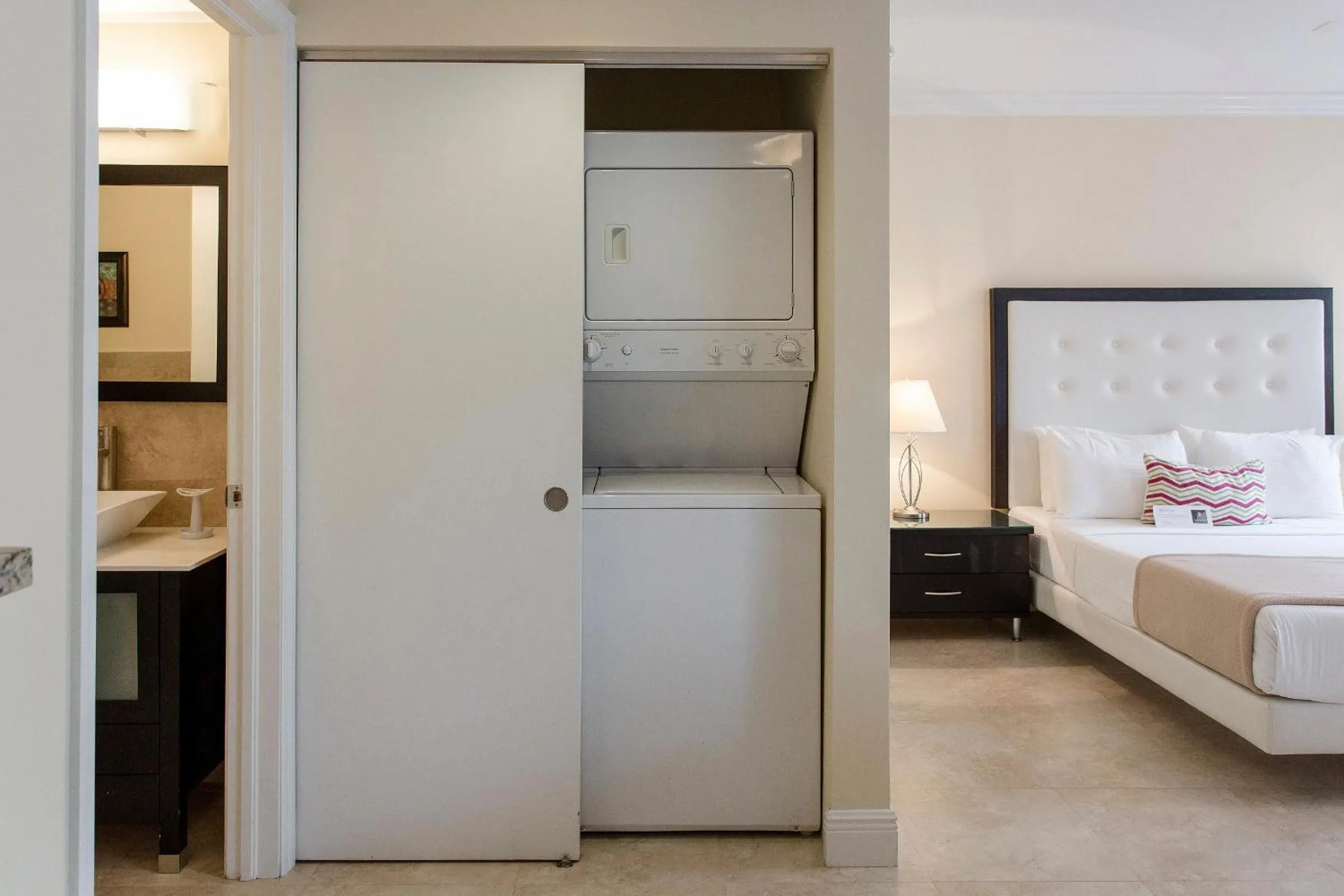 washing machine, Bed in Westover Arms Hotel