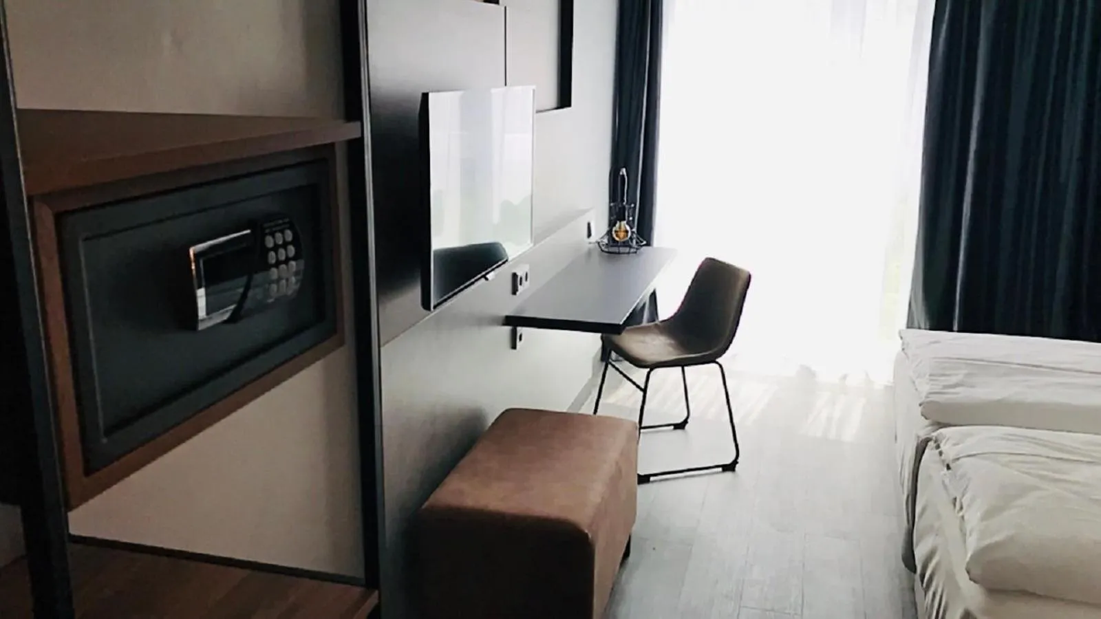 TV and multimedia, Bed in SCOTTY & PAUL Hotel Deggendorf