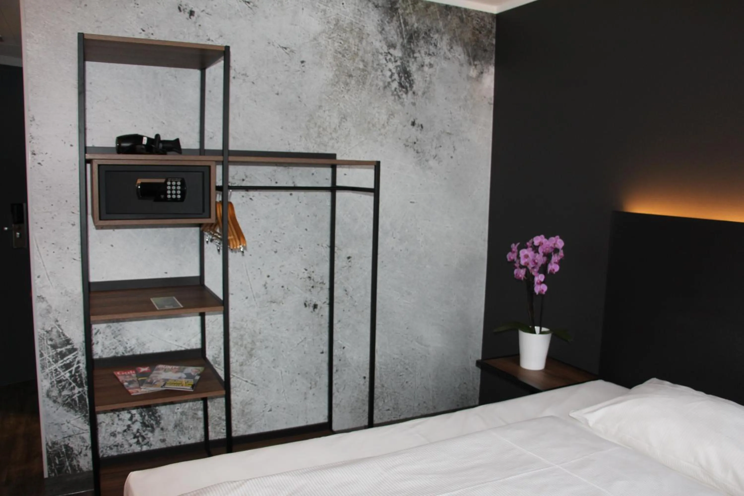 Photo of the whole room, Bed in SCOTTY & PAUL Hotel Deggendorf