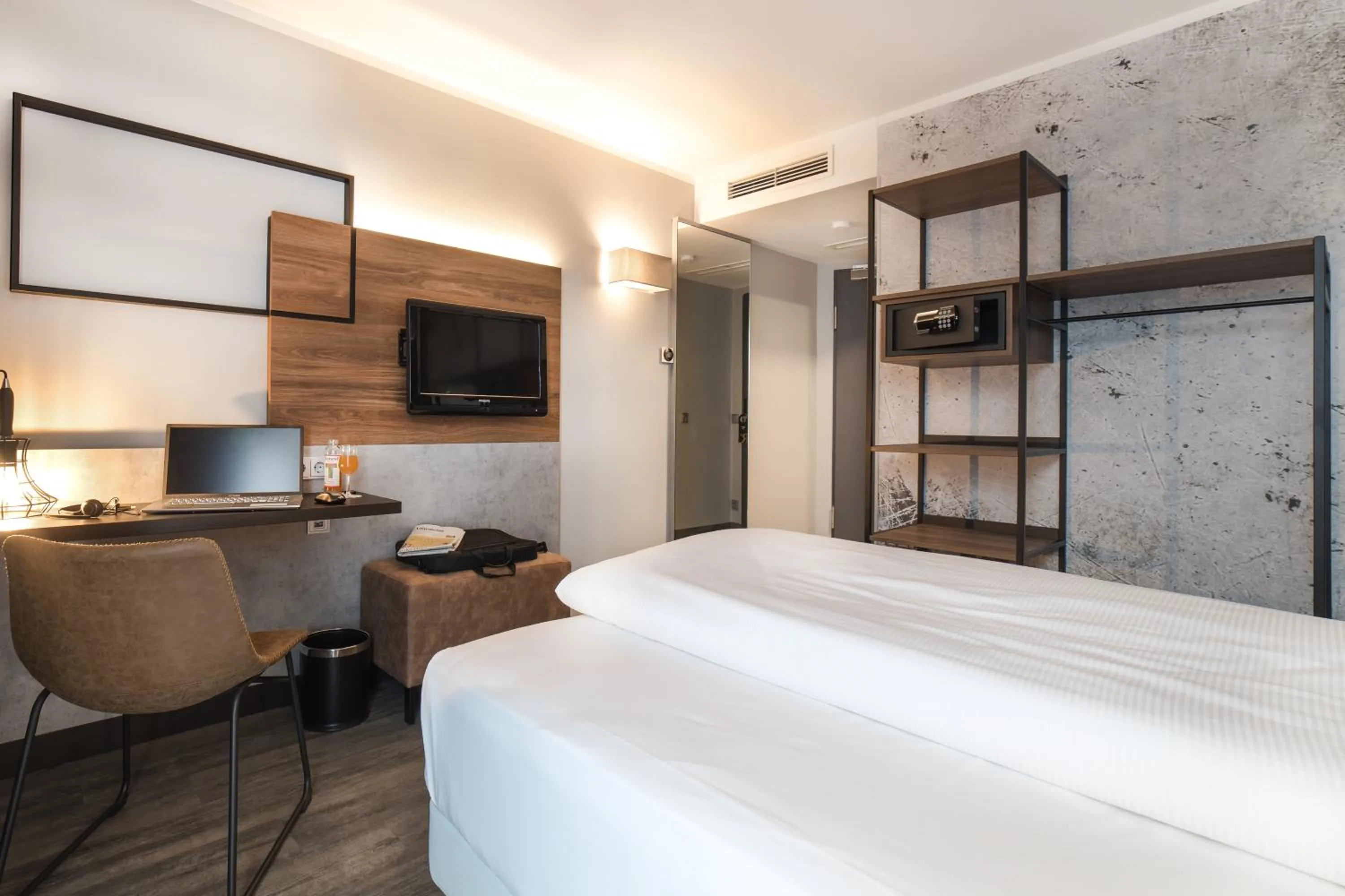 Photo of the whole room, Bed in SCOTTY & PAUL Hotel Deggendorf