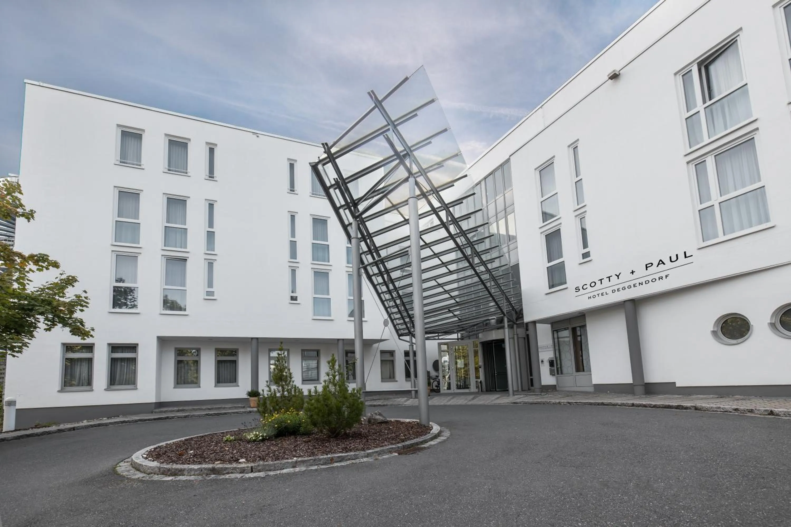 Property building in SCOTTY & PAUL Hotel Deggendorf