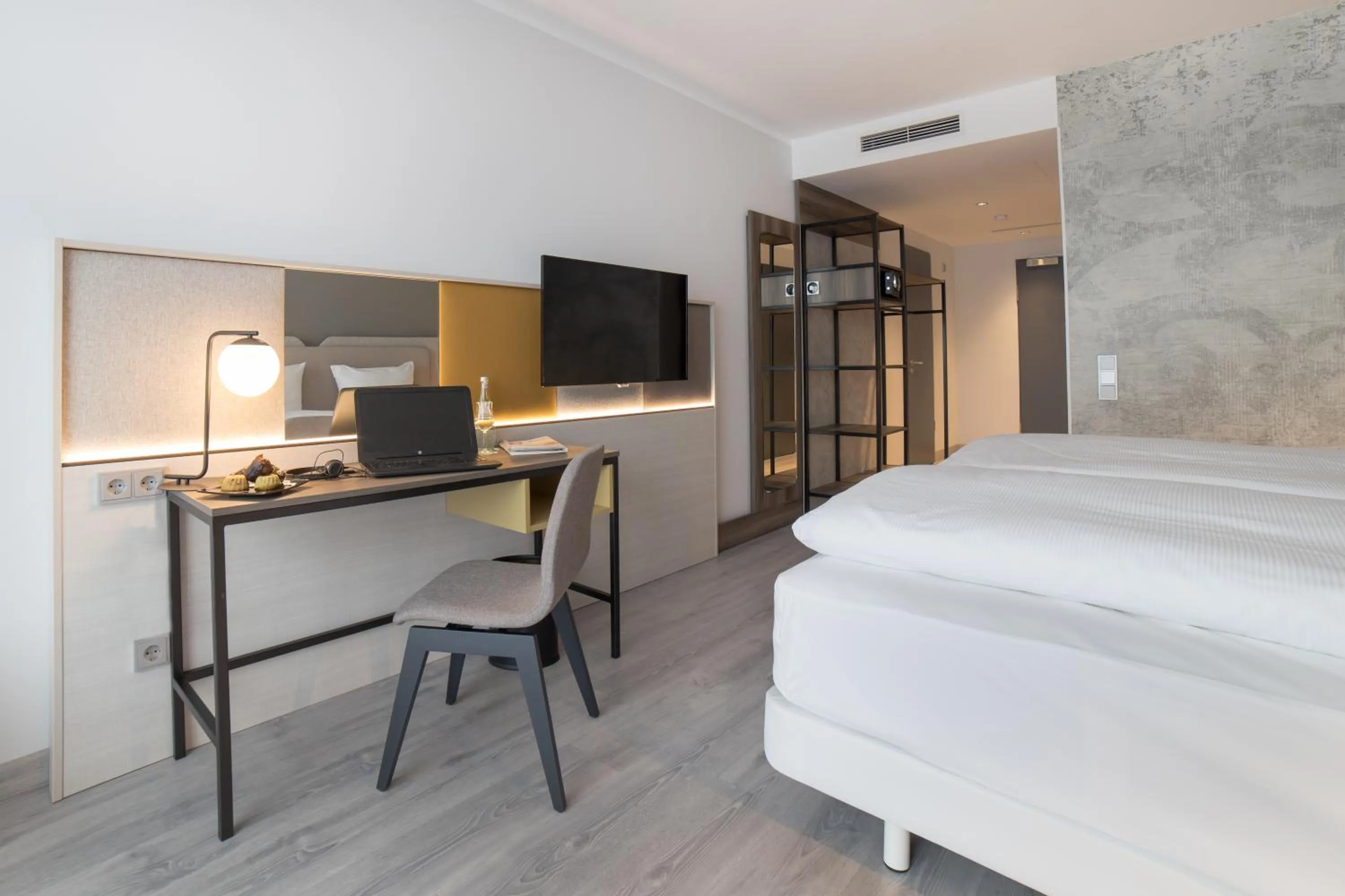 Photo of the whole room, Bed in SCOTTY & PAUL Hotel Deggendorf