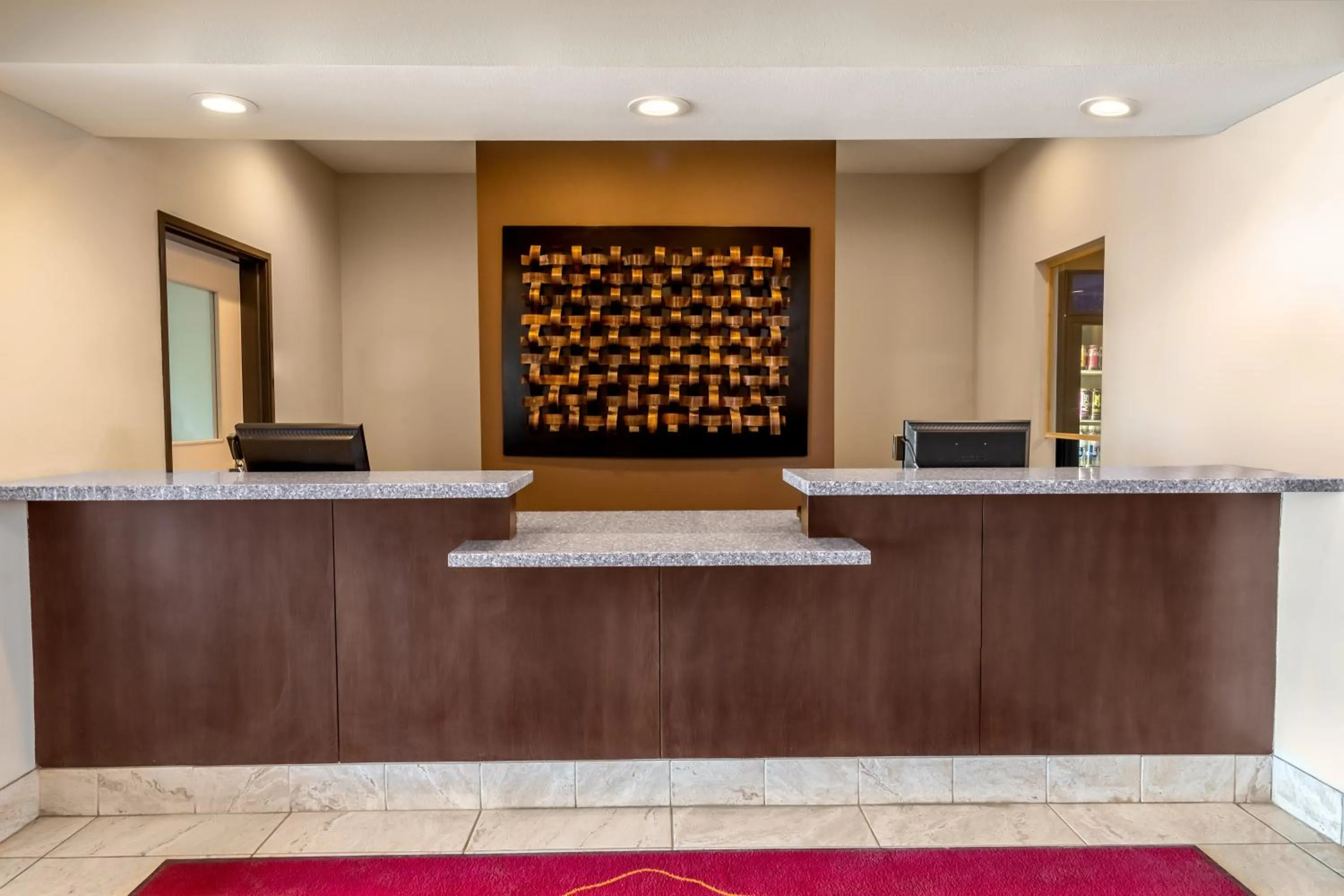 Lobby or reception in Landmark Suites - Williston