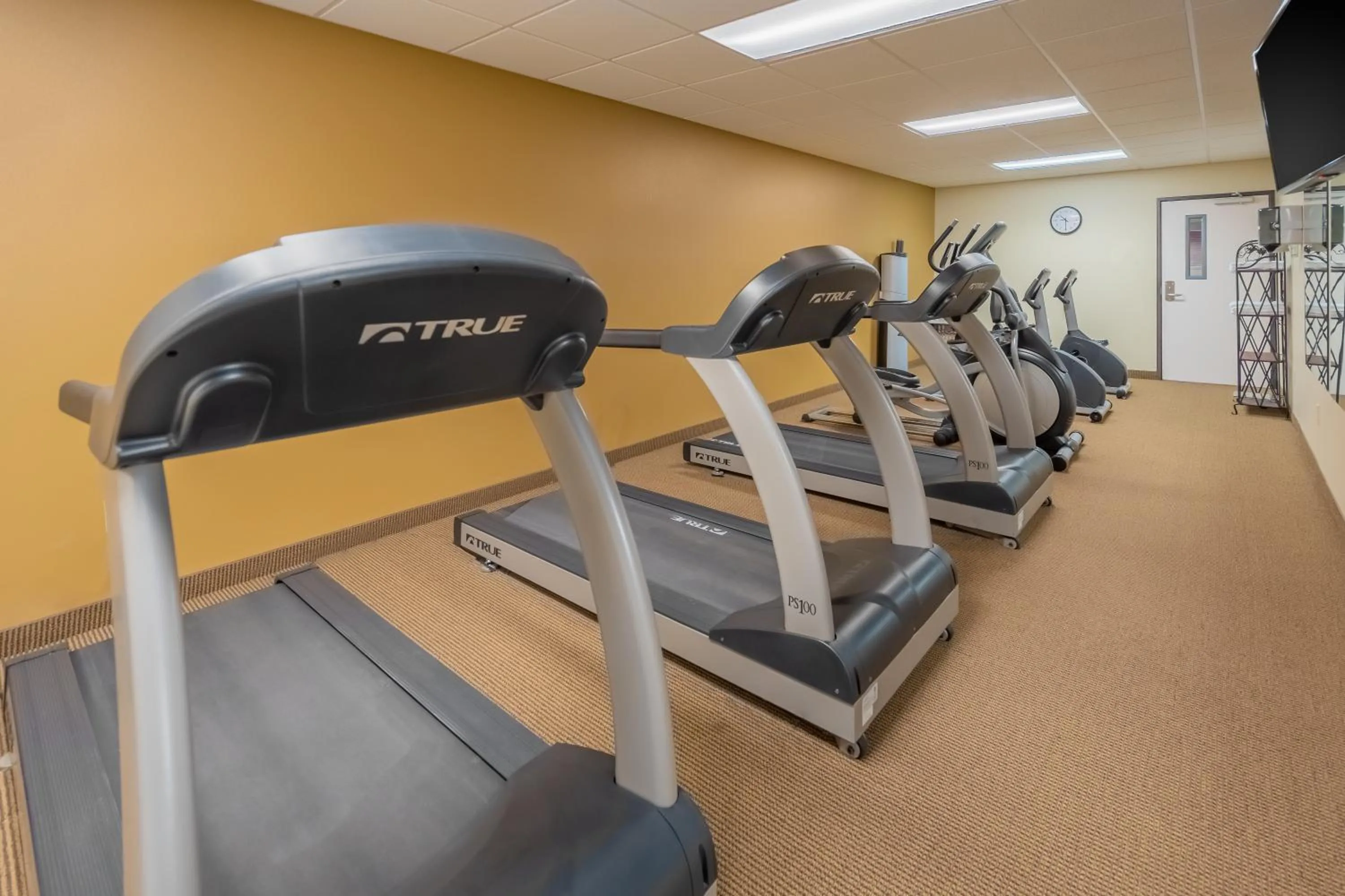 Fitness centre/facilities in Landmark Suites - Williston