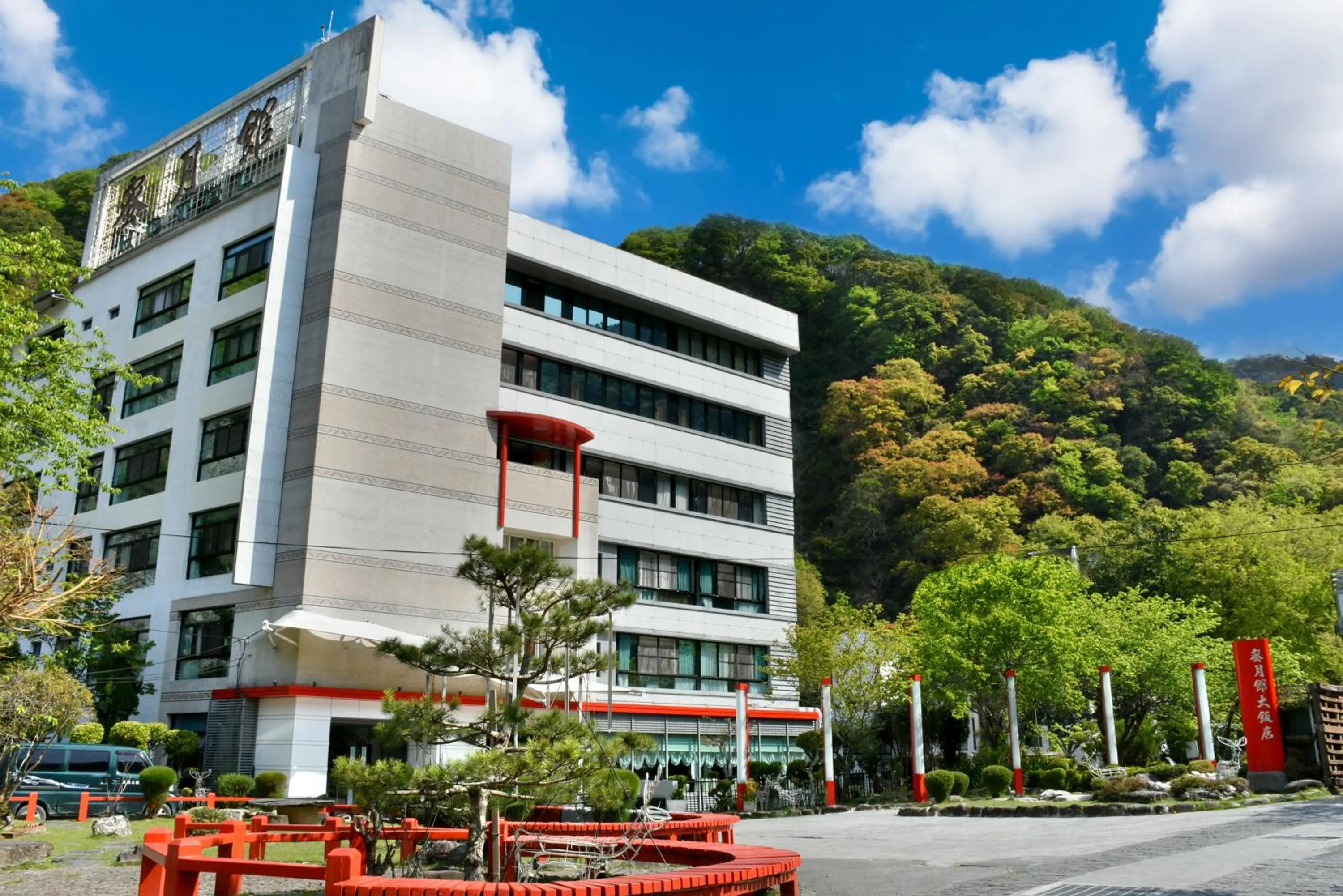 Facade/entrance in Honey Moon Hotel