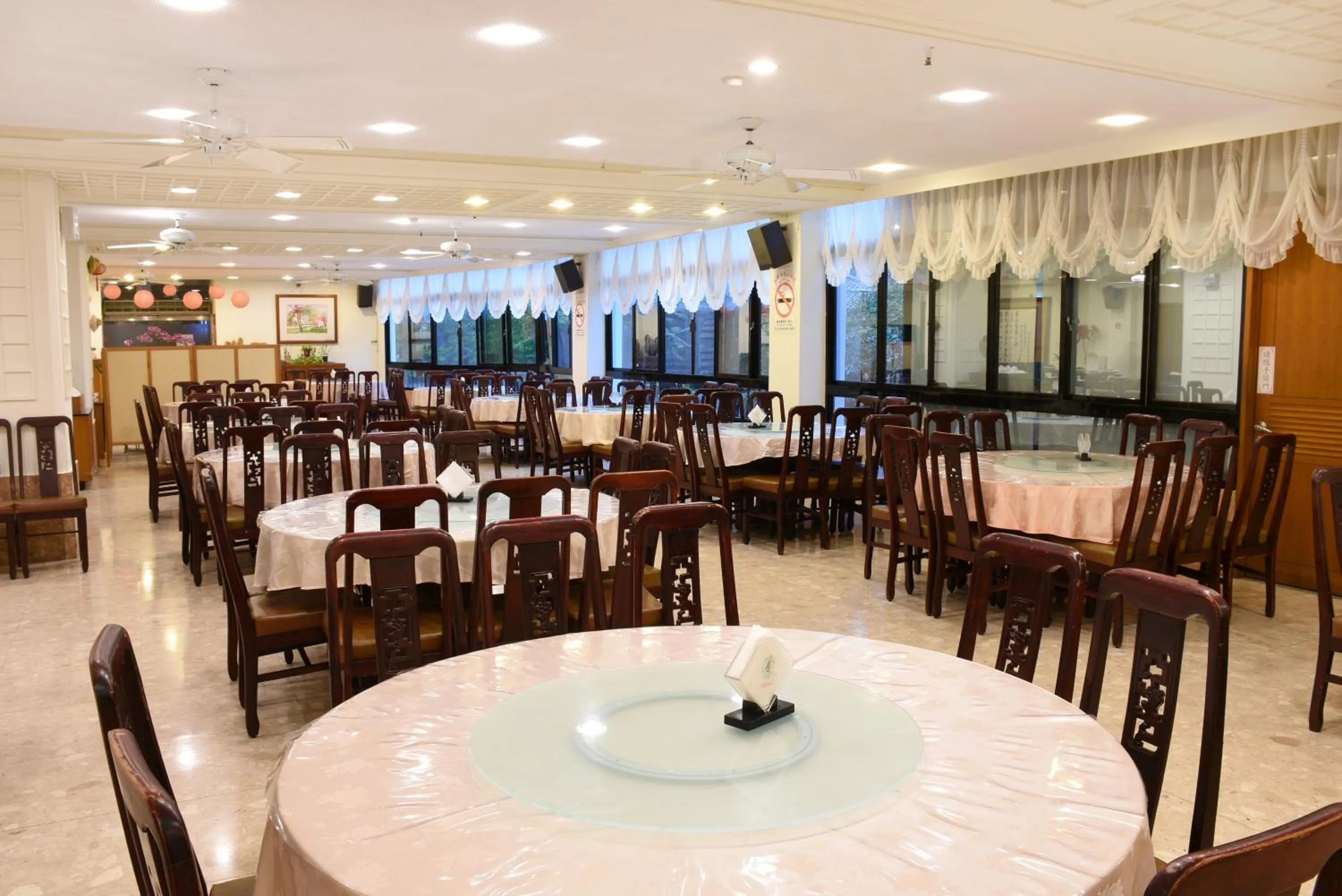 Restaurant/places to eat in Honey Moon Hotel