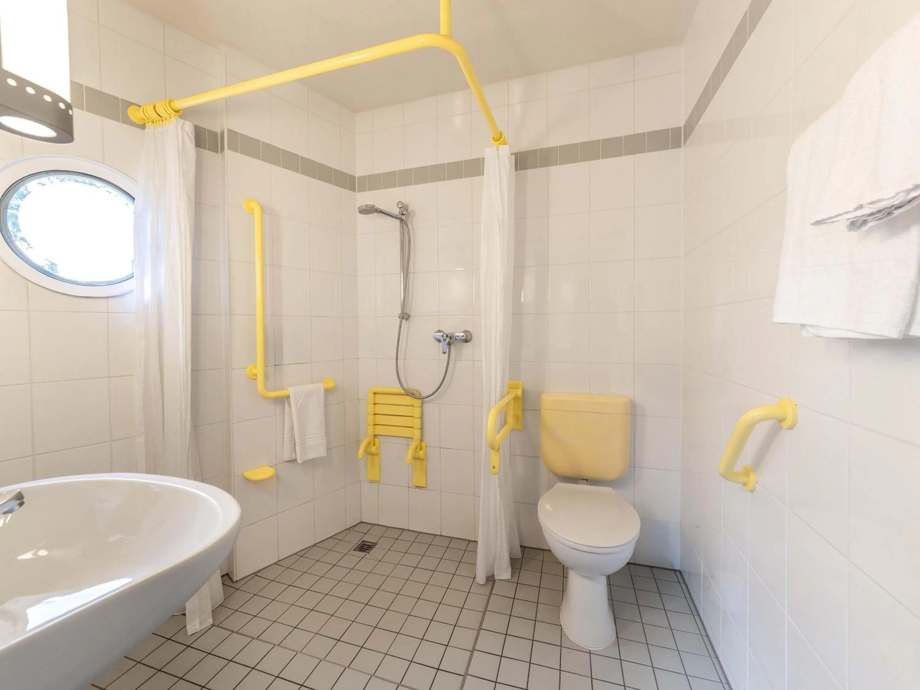 Shower in B&B Hotel Essen-Hbf