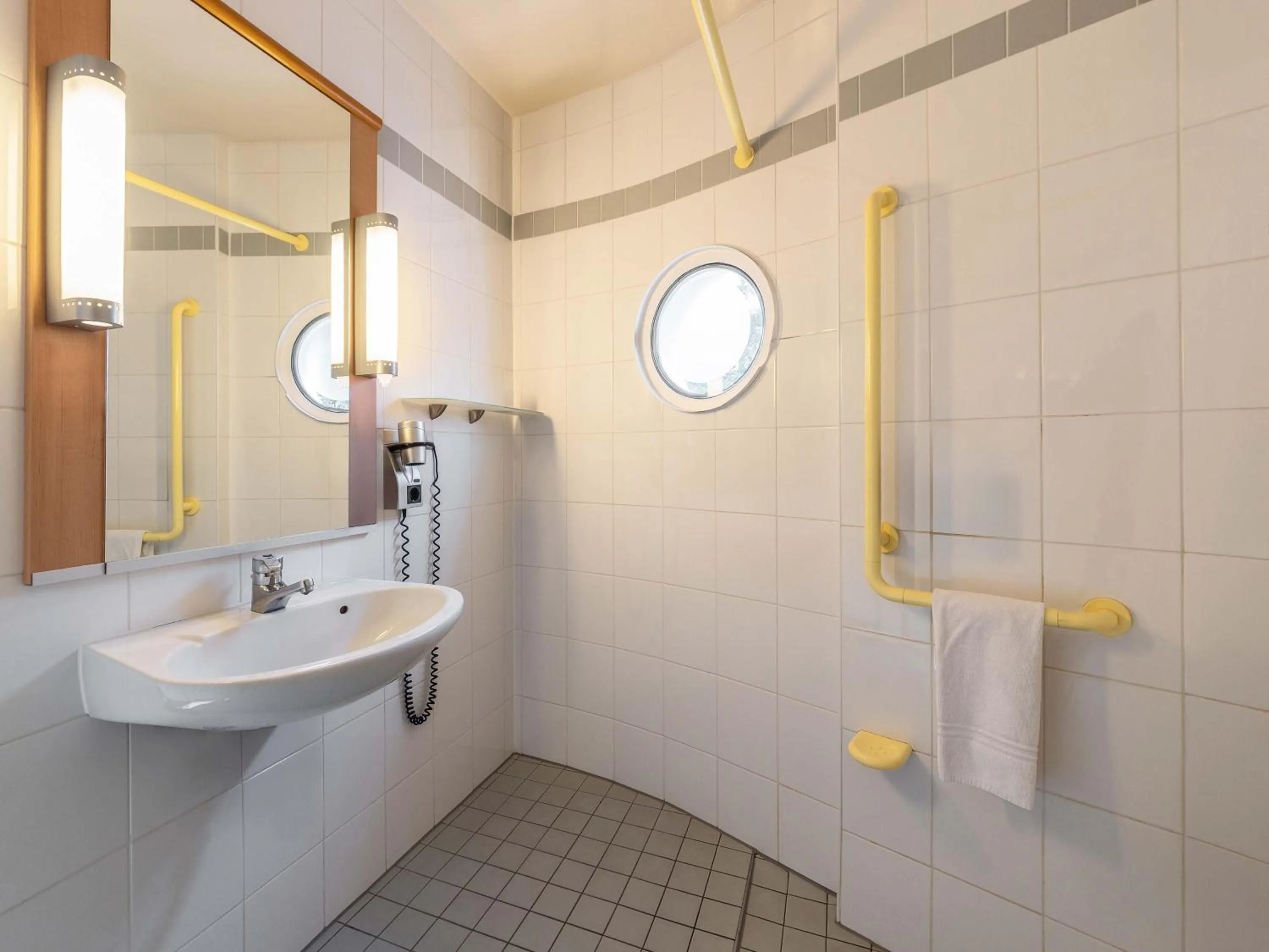 Shower in B&B Hotel Essen-Hbf