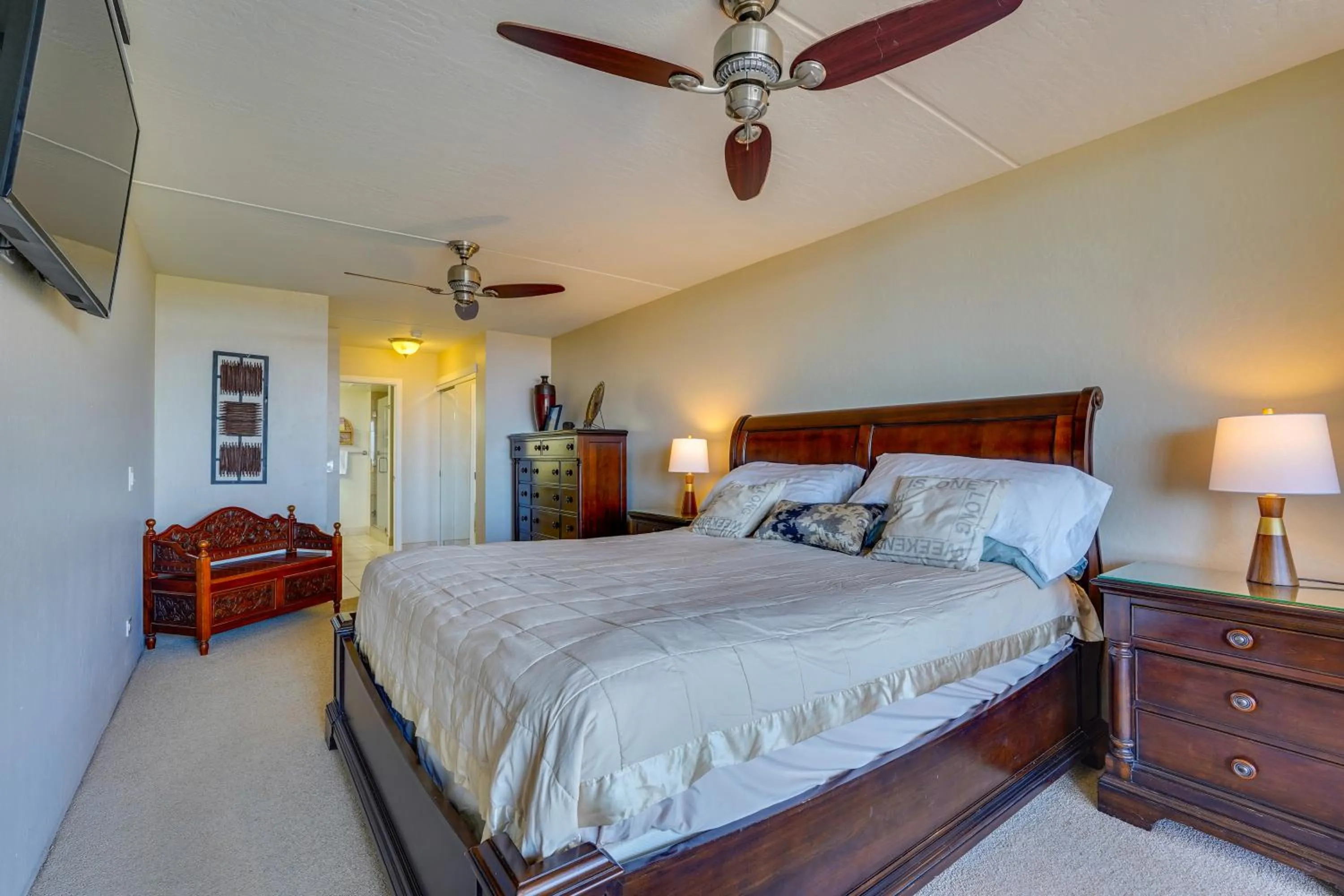 Bed in Kona Pacific Top Floor Retreat Ocean View and Pool!