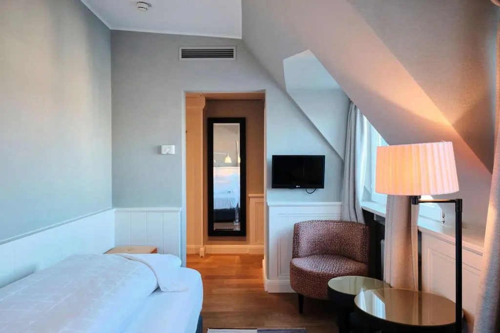 Communal lounge/ TV room, Bed in Hotel Halm Konstanz