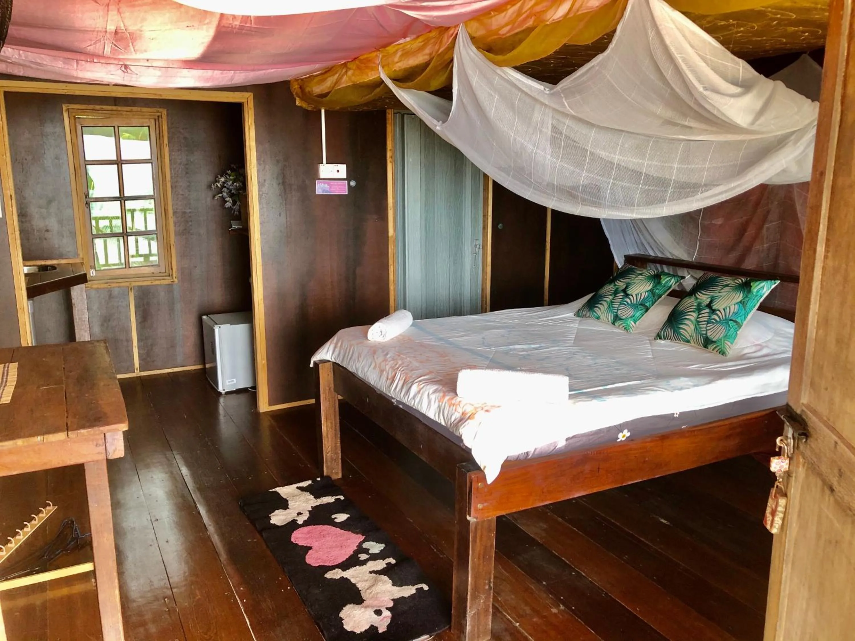 Beachfront Hut Downstairs Astra - Beach Shack Chalet
