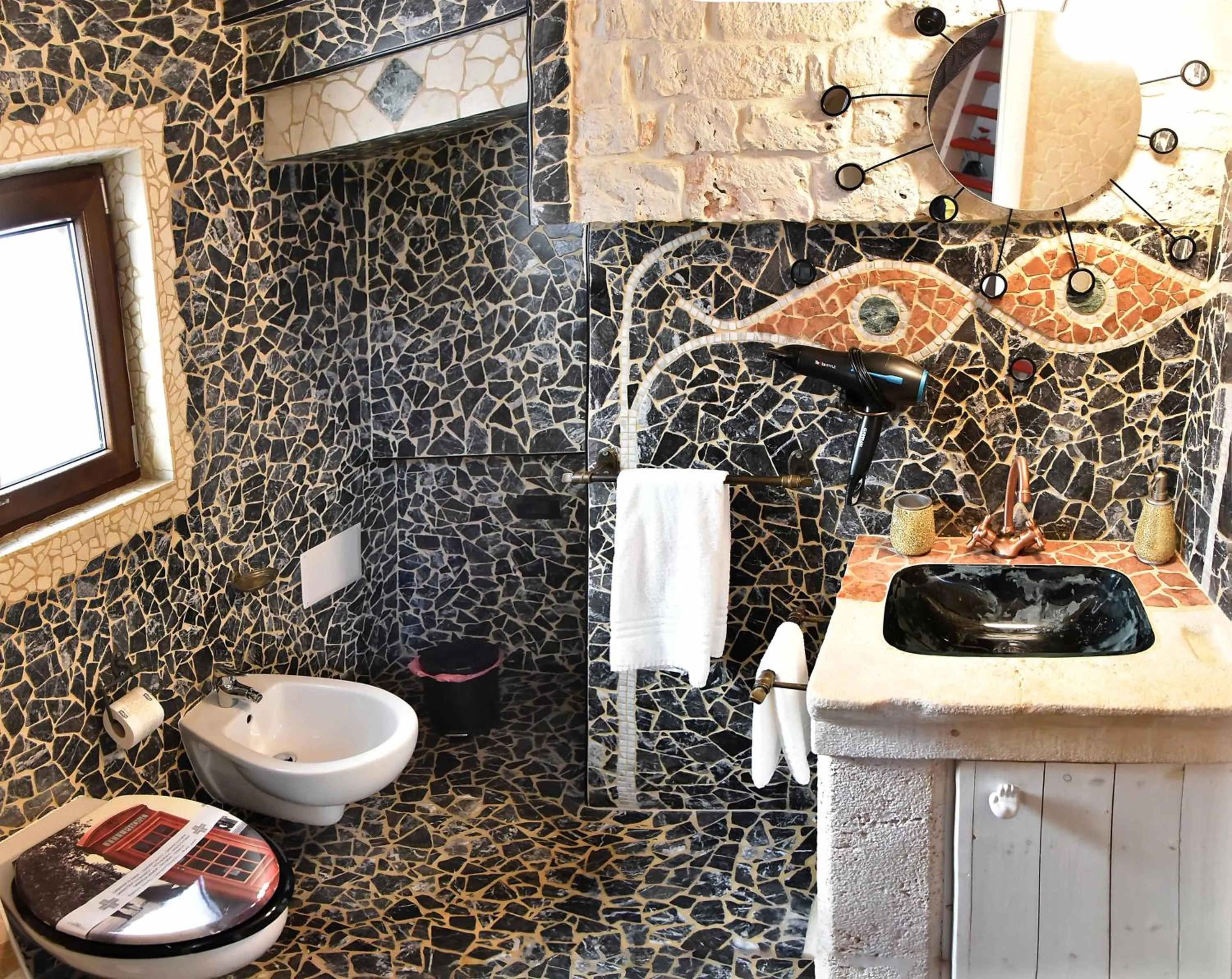Bathroom in L'Angolo di Gaudì, casa Milà