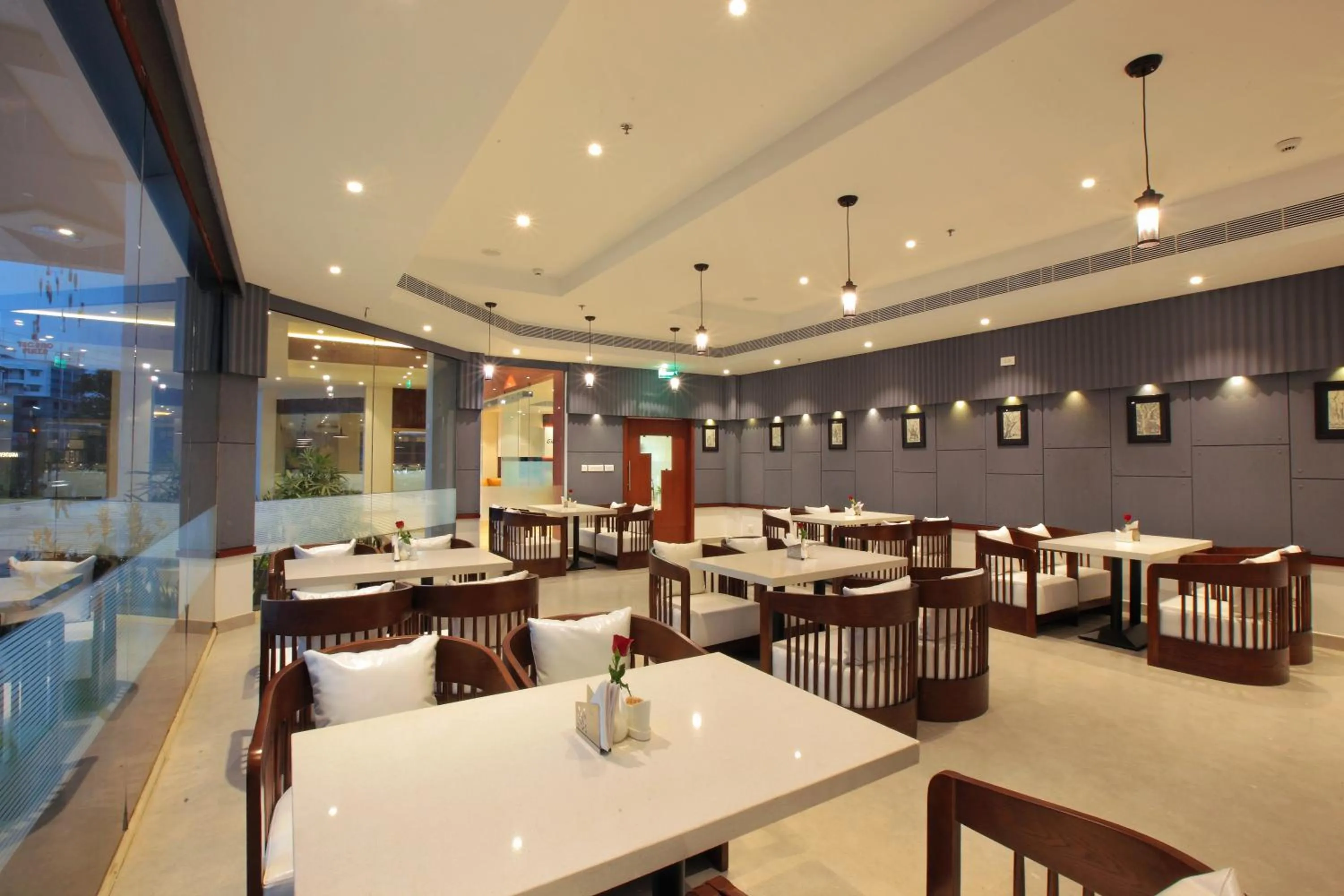 Restaurant/places to eat in Tribute Royale